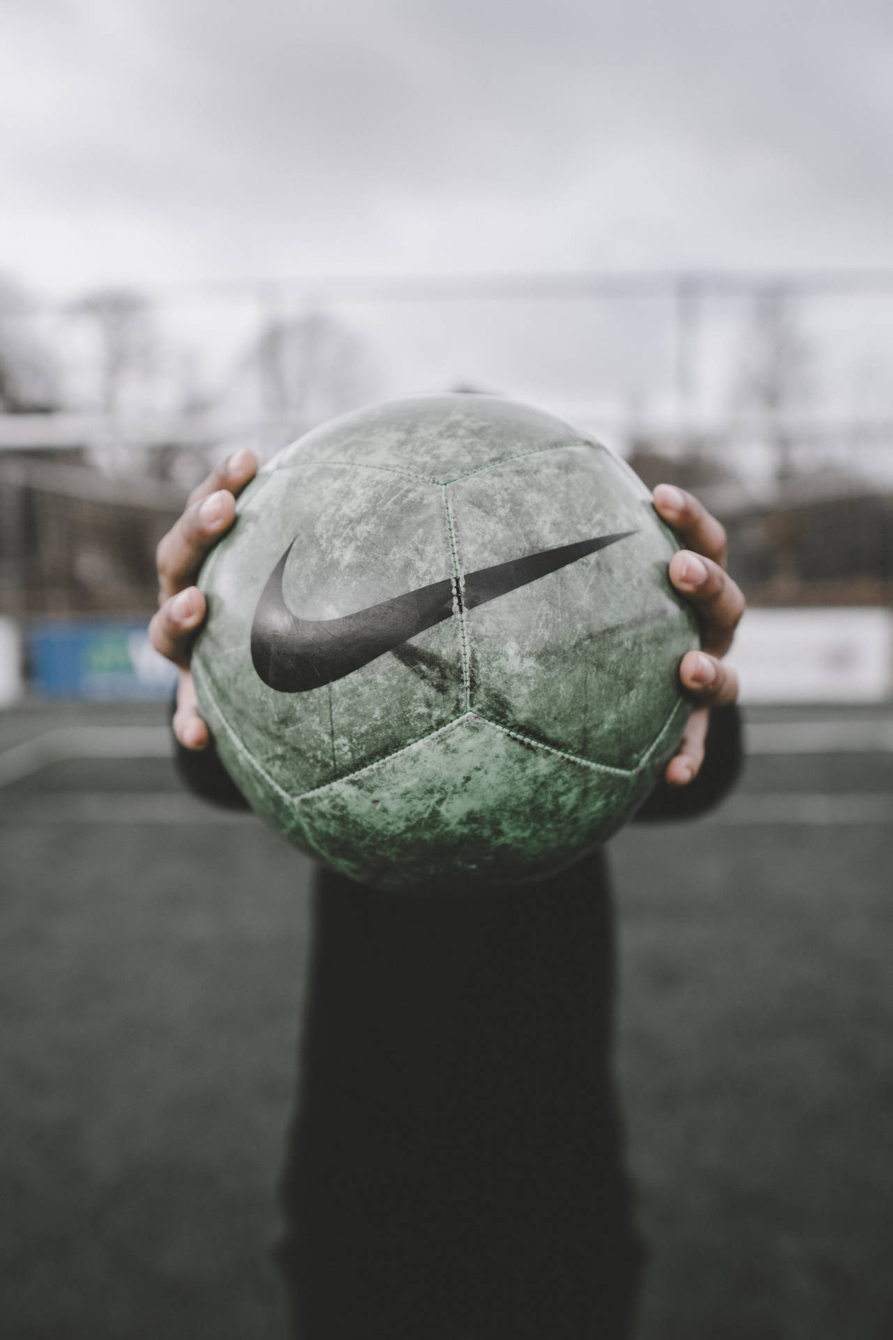 Ellerde futbol topu yakın çekim mobil duvar kağıdı.