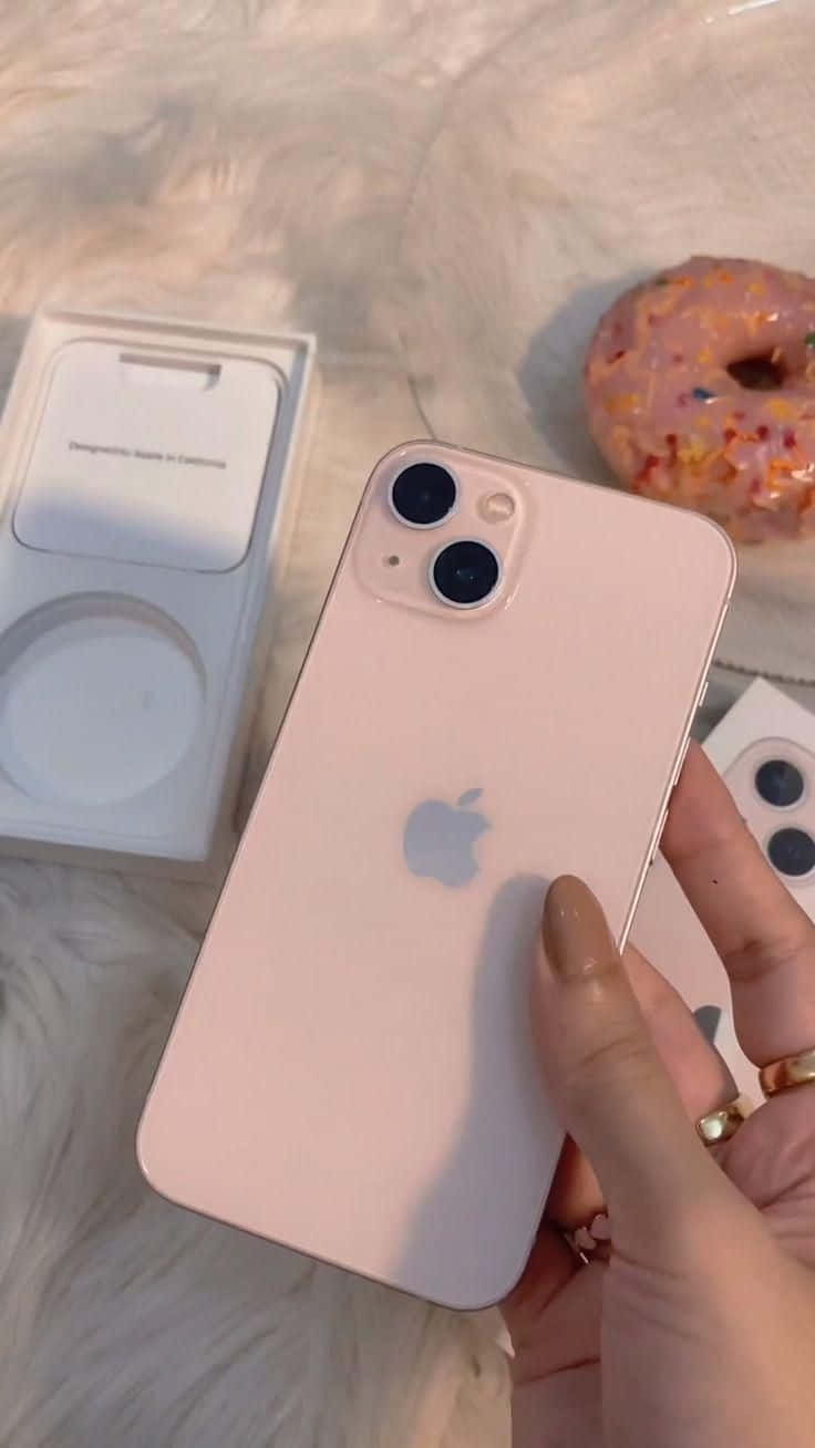 En yeni teknolojiyi ikonik iPhone 12 ile deneyimleyin Duvar Kağıdı