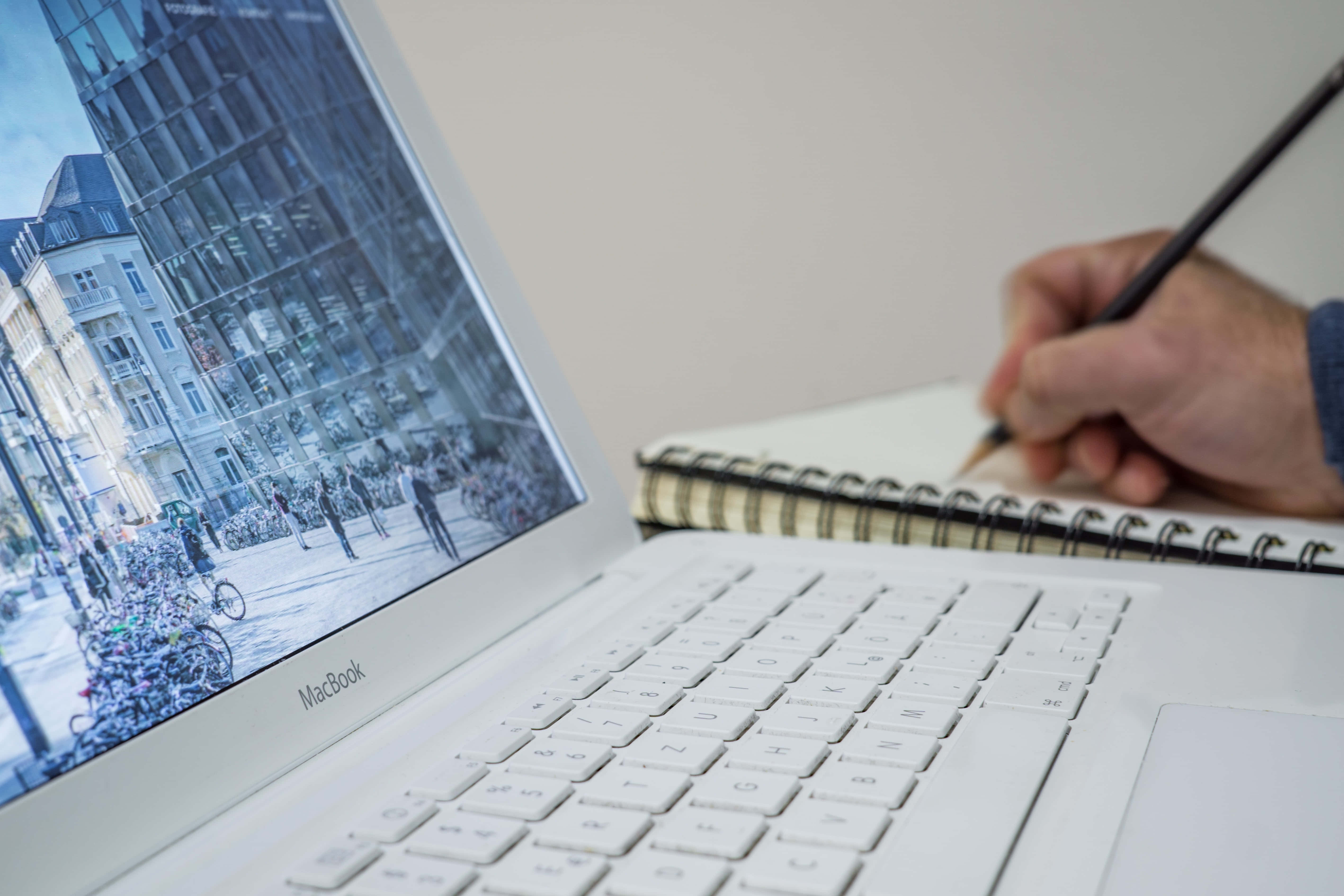 Estetik bir Macbook, şık ve modern bir teknoloji parçası Duvar Kağıdı