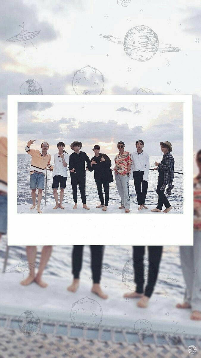 Estetik BTS Yat Polaroidi Duvar Kağıdı