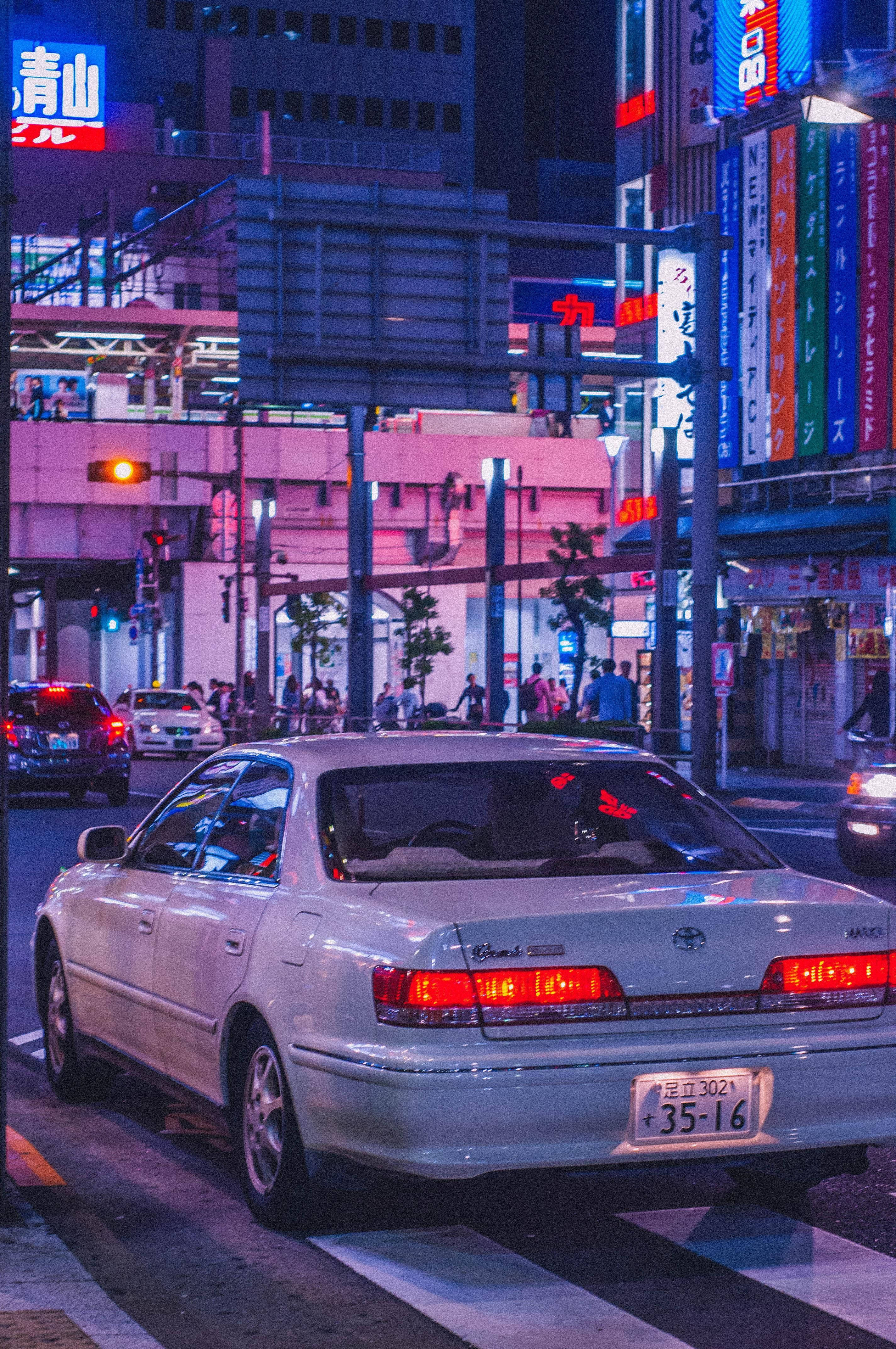 Estetik Gece Şehrinde JDM Araba Duvar Kağıdı
