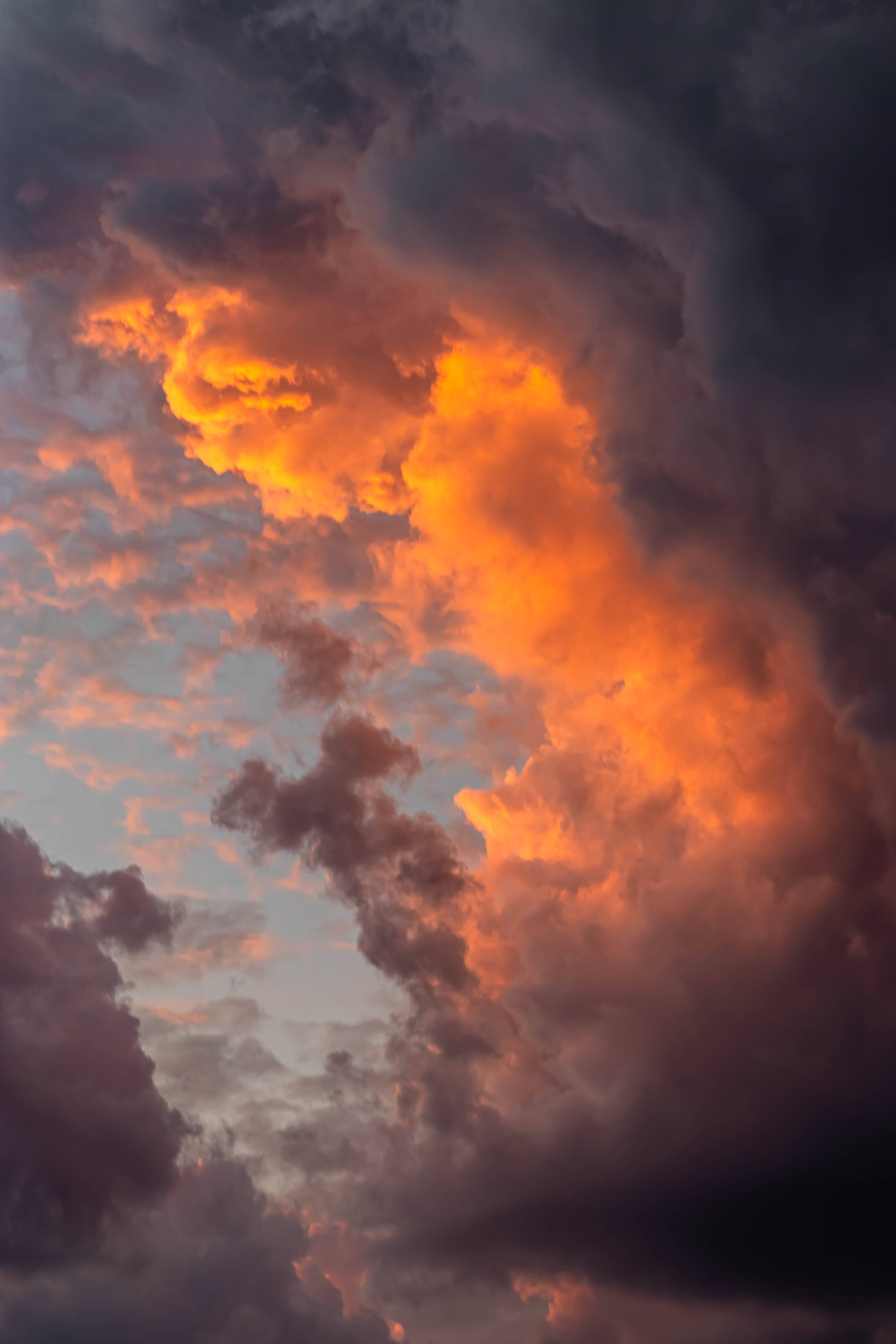 Estetik Gökyüzü ve Kümülonimbus Bulutları Duvar Kağıdı