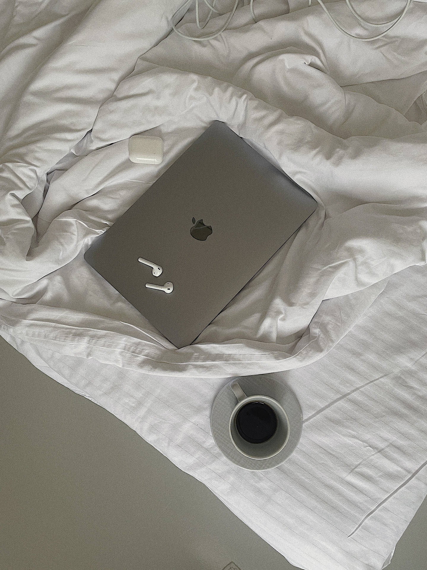 Estetik Gümüş Mac ve Airpods