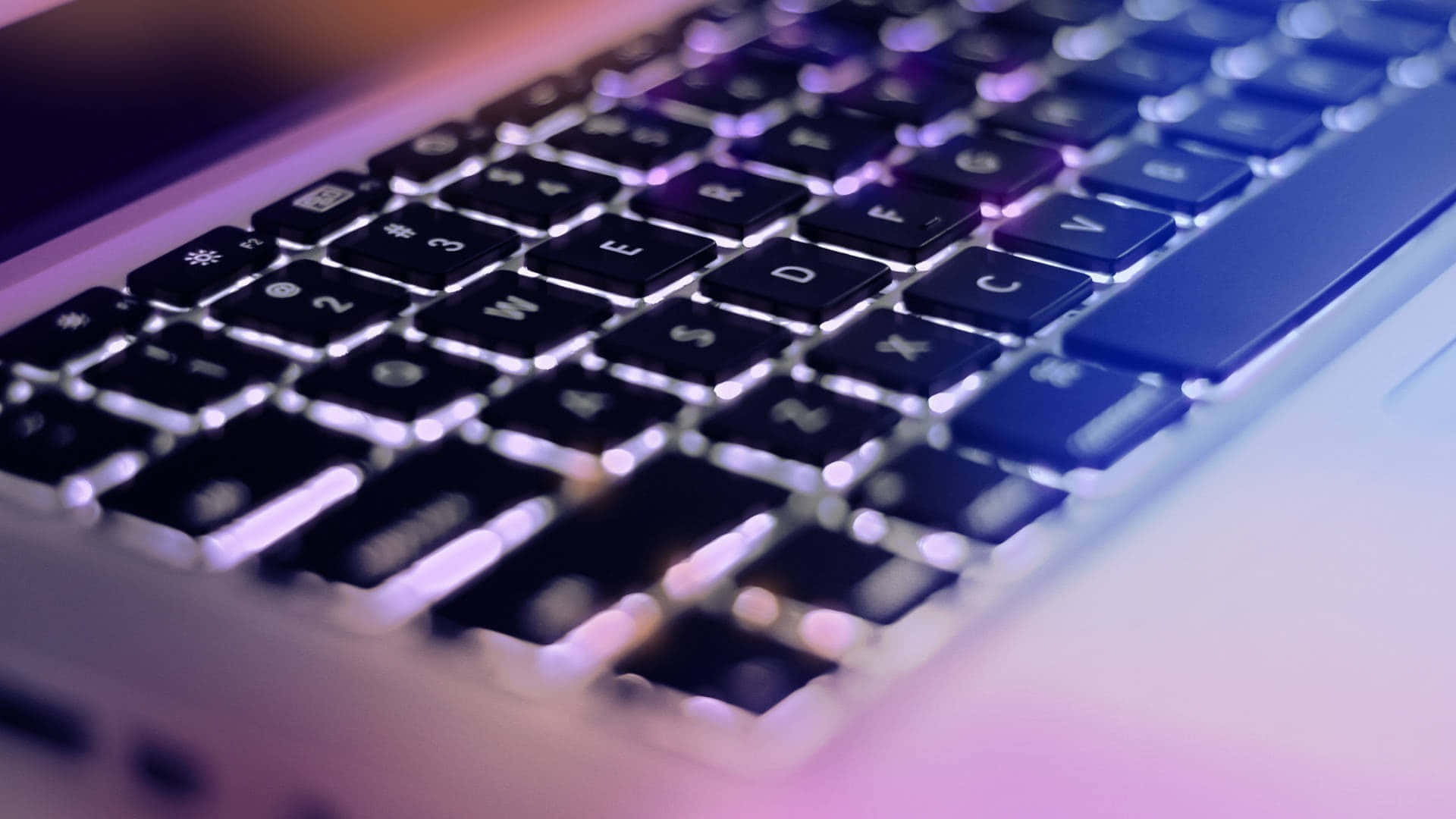 Estetik MacBook açık, kullanıma hazır. Duvar Kağıdı