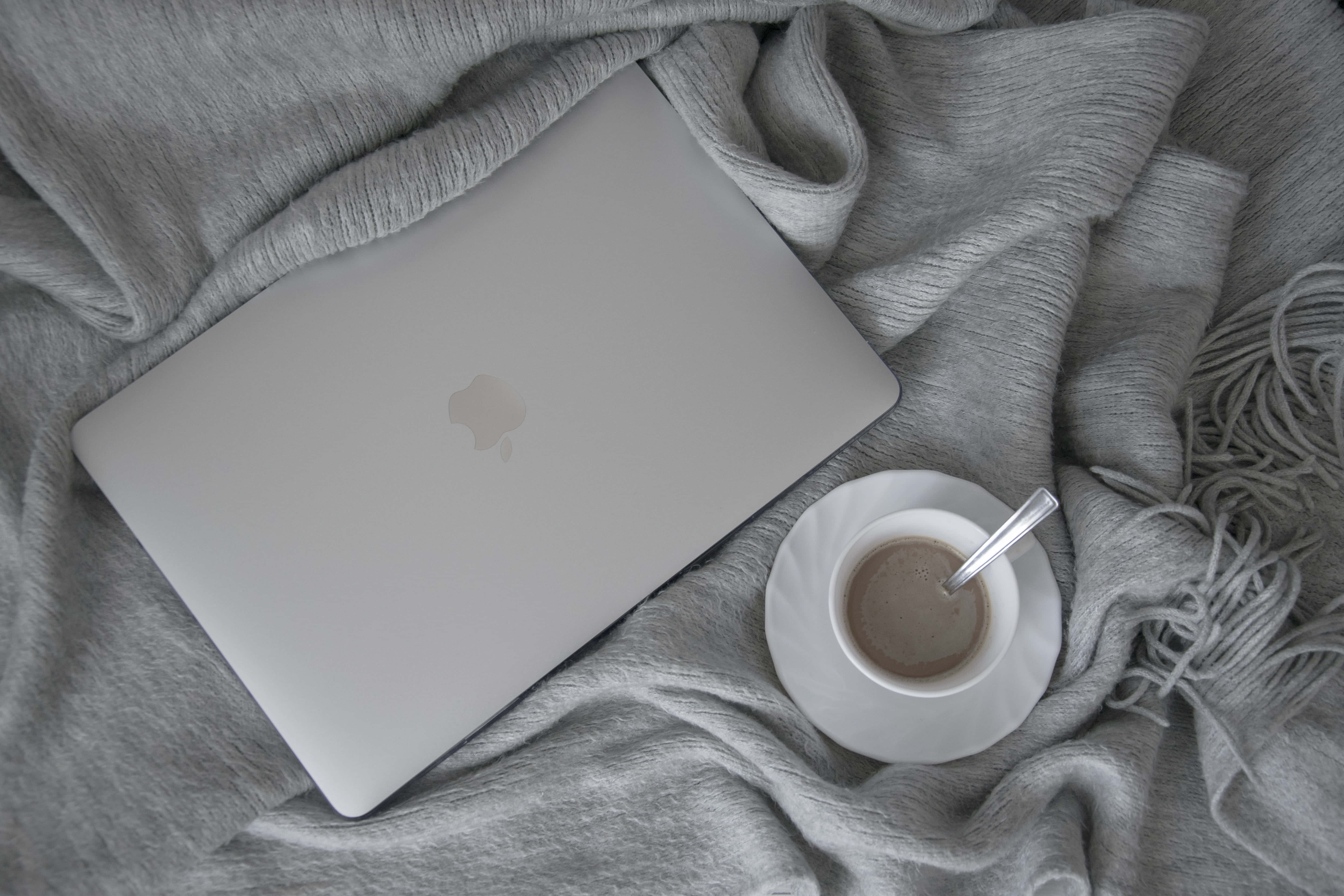Estetik Macbook'un güzel görüntüsünün keyfini çıkarın Duvar Kağıdı