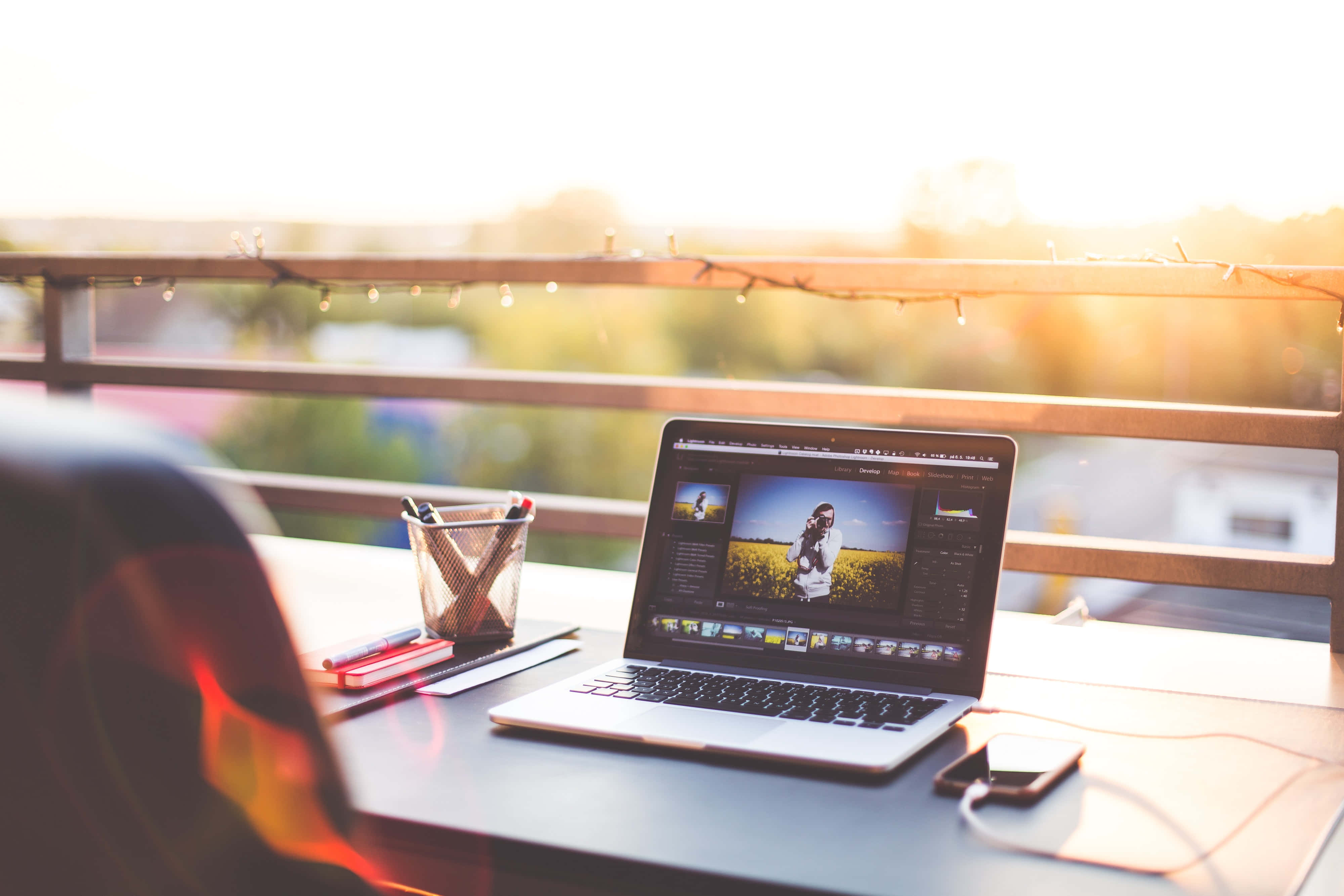 Estetik Macbook ile Yeniden Tanımlanan Kullanıcı Deneyimi Duvar Kağıdı