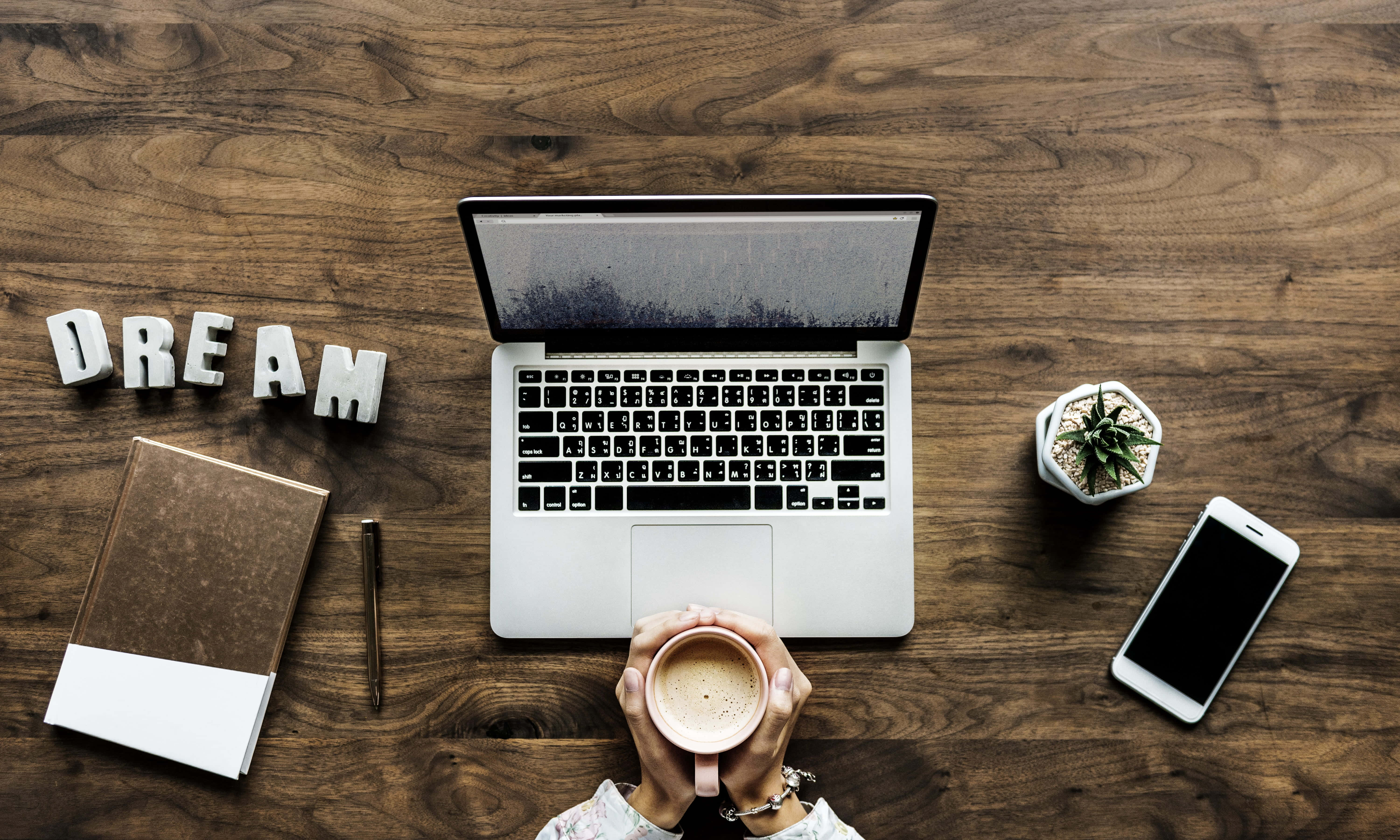 Estetik Macbook görselleri Duvar Kağıdı