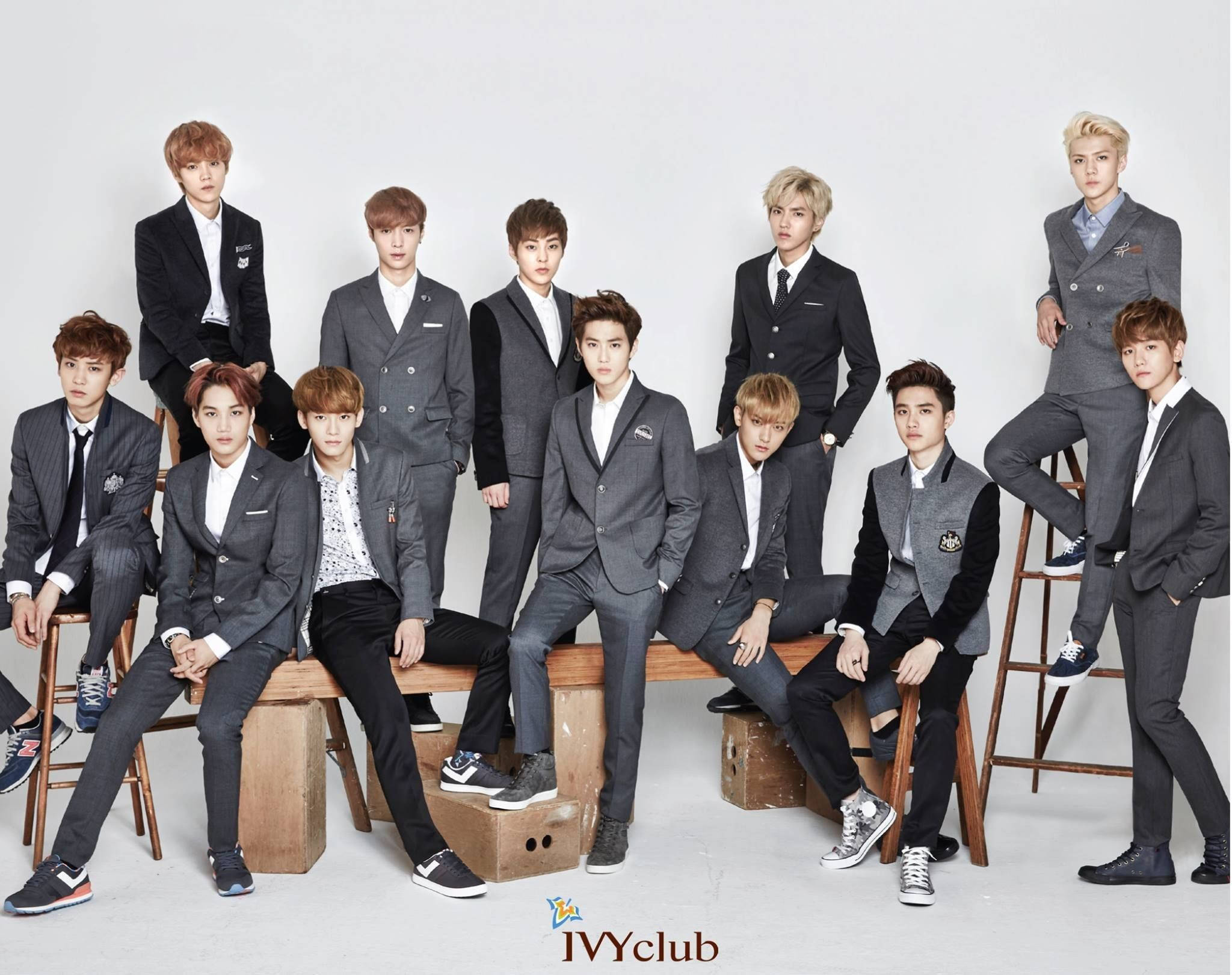 EXO Grubu Ivy Club Üniformasıyla Duvar Kağıdı