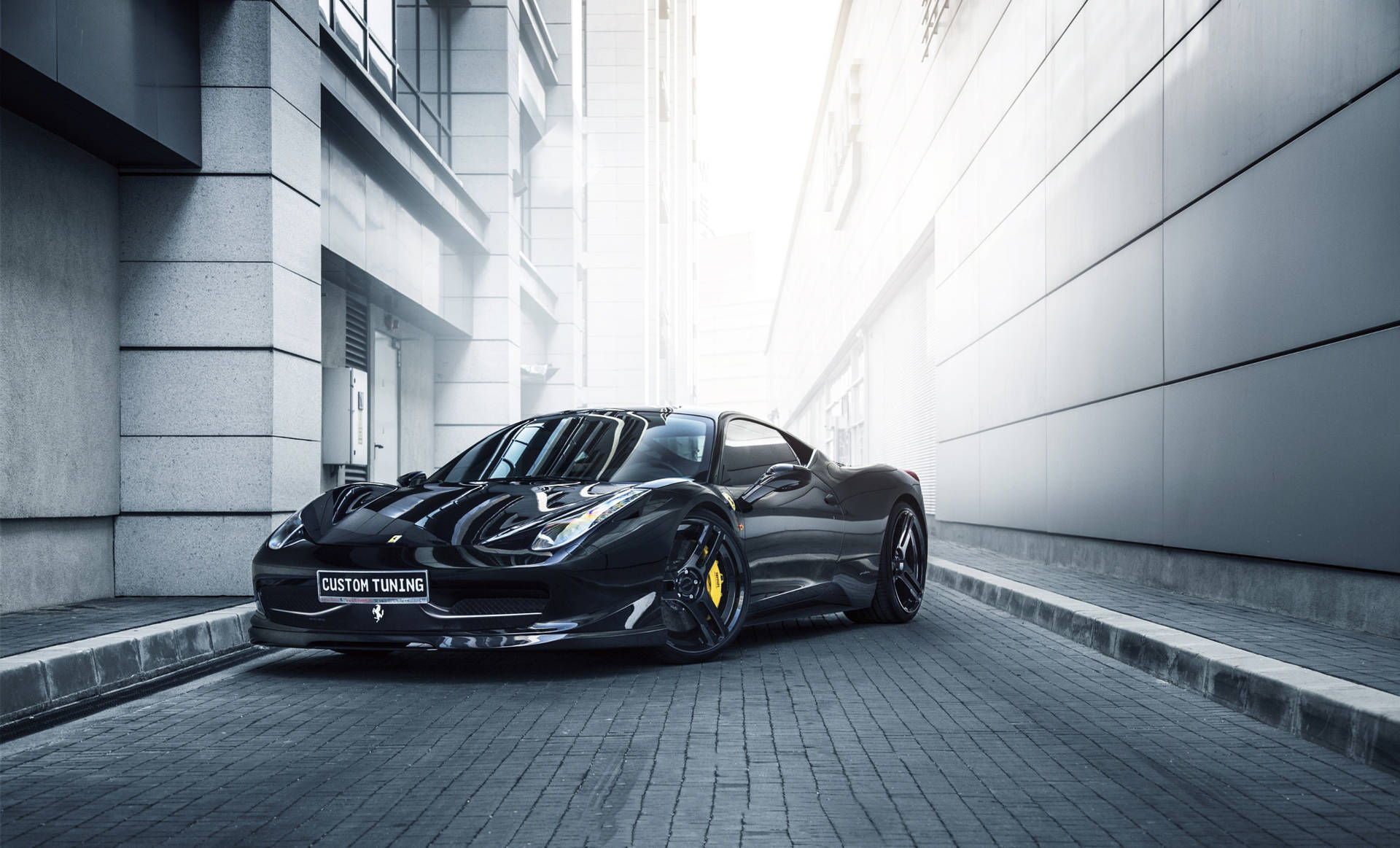 Ferrari 458 Italia Novitec tarafından modifiye edilmiş parlak gri duvar kağıdı.