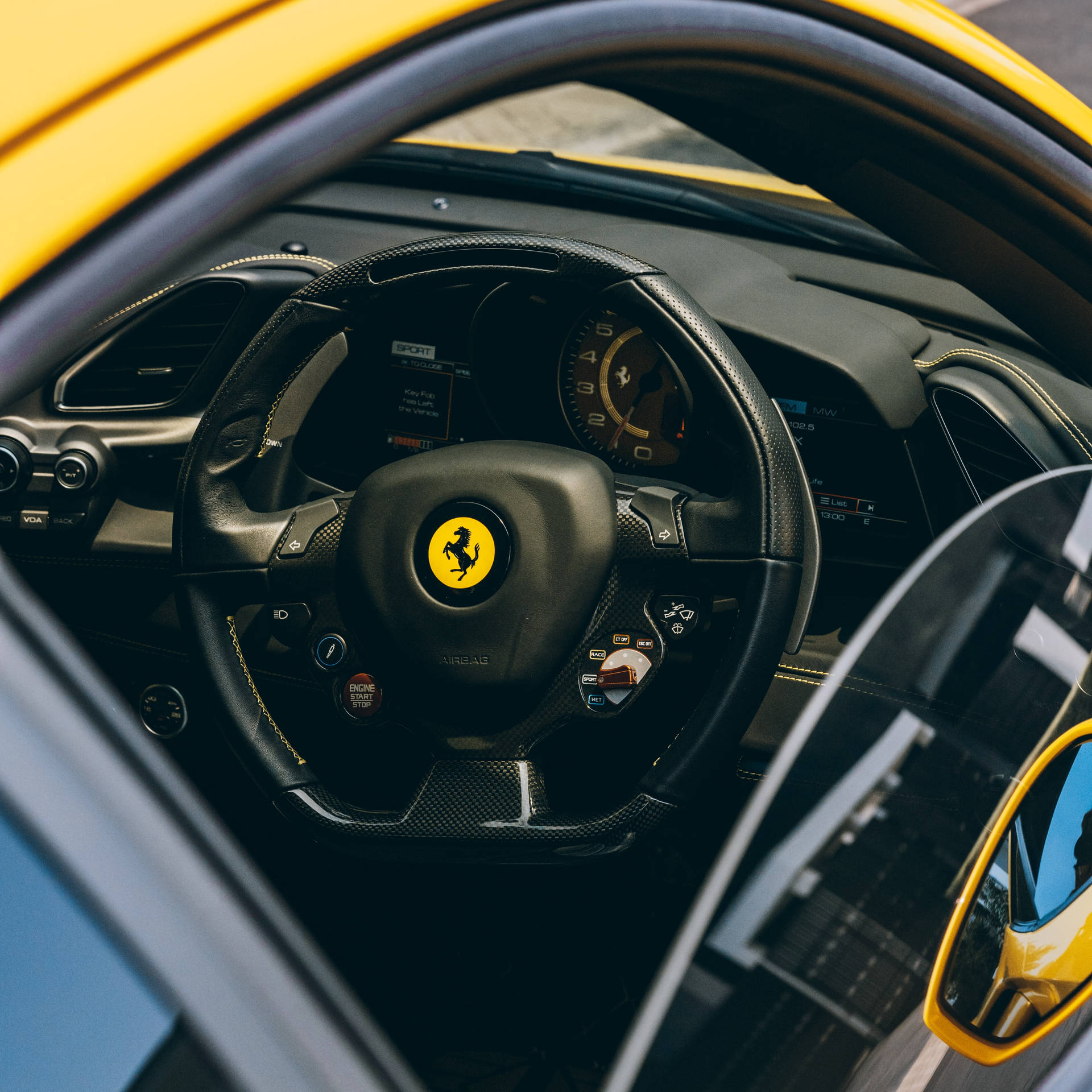 Ferrari iç mekan direksiyon hız göstergesi logolu masaüstü duvar kağıdı.