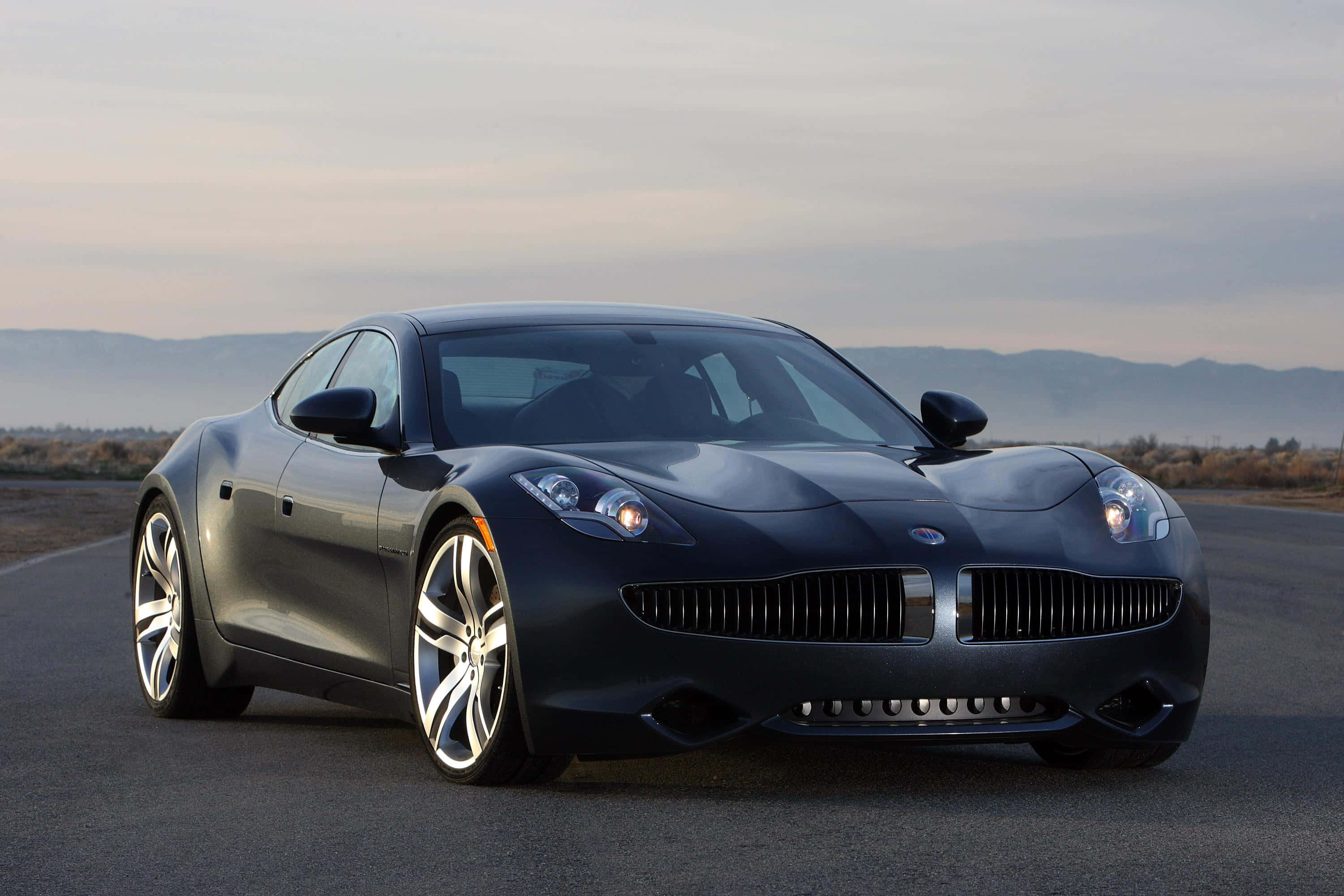 Fisker Karma: Lüks Elektrikli Araç Manzaralı Sahil Yolunda Duvar Kağıdı