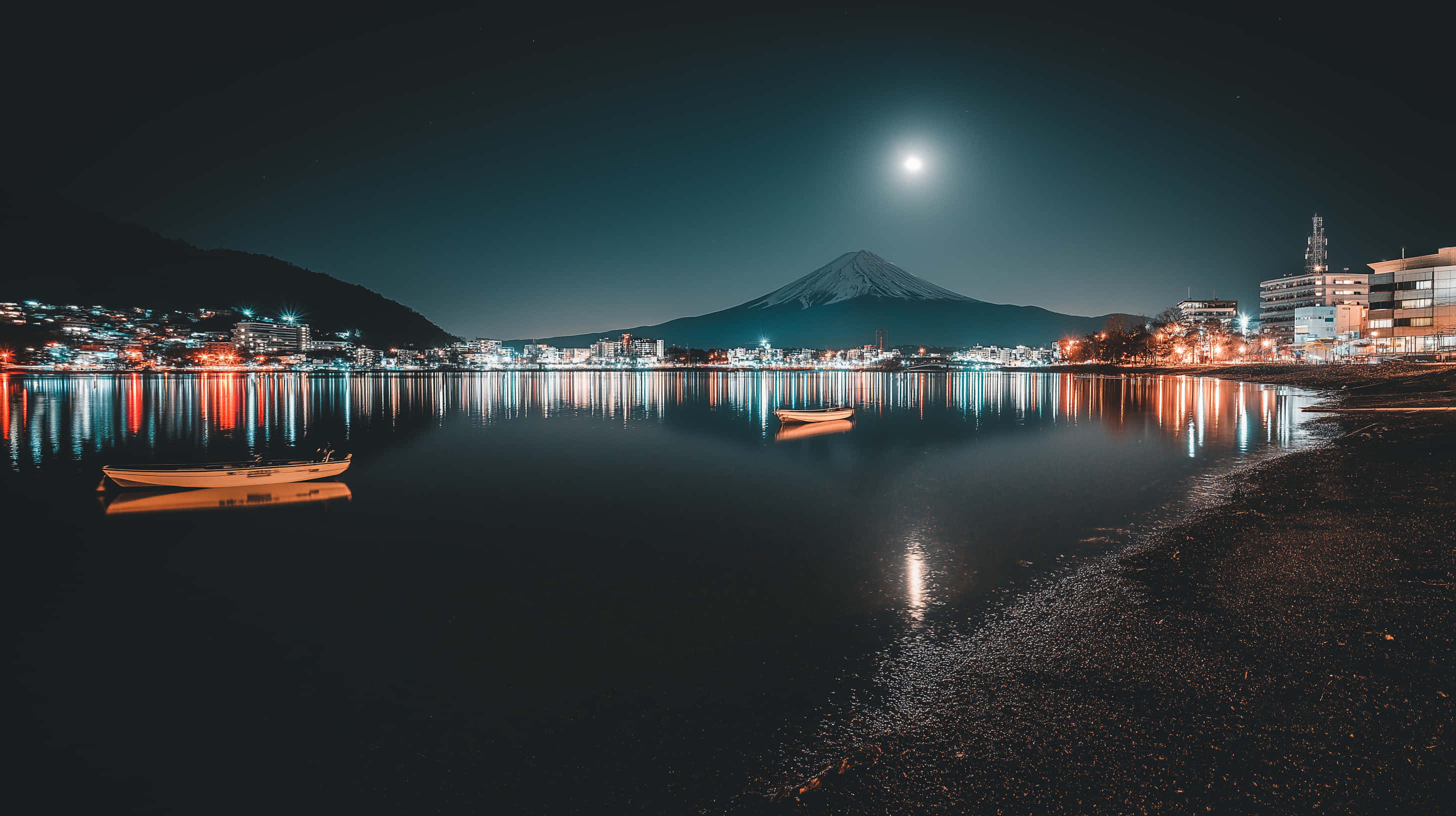 Fuji Dağı'nın Gece Şehir Işıklarıyla Göle Yansıması Duvar Kağıdı