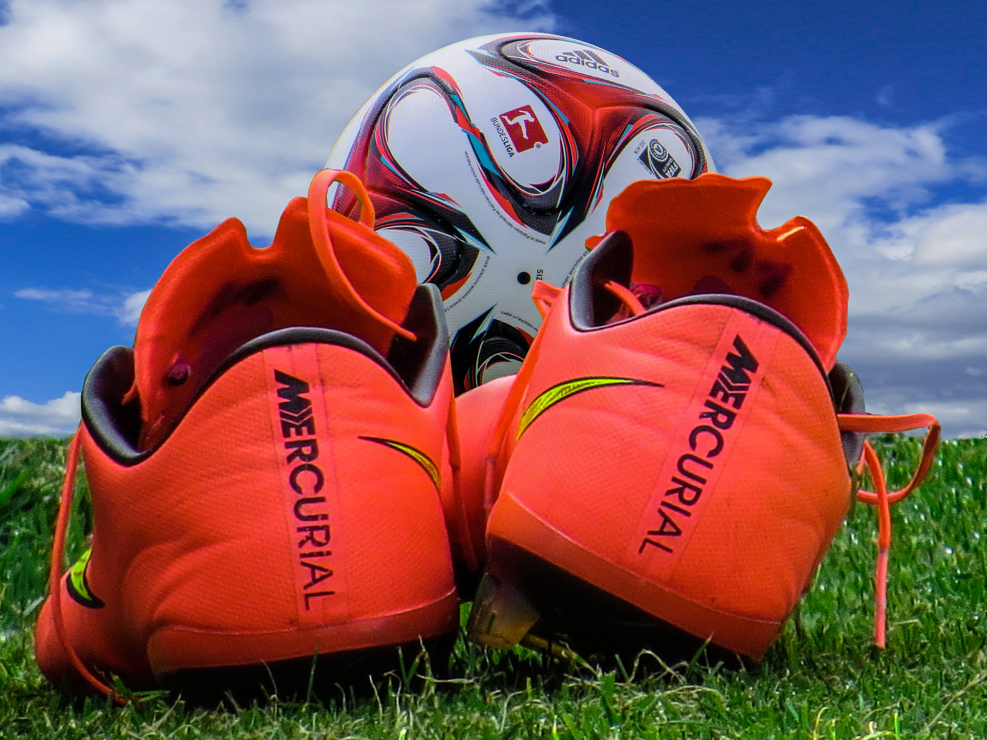 Futbol kramponları futbol topu yeşil saha masaüstü duvar kağıdı.