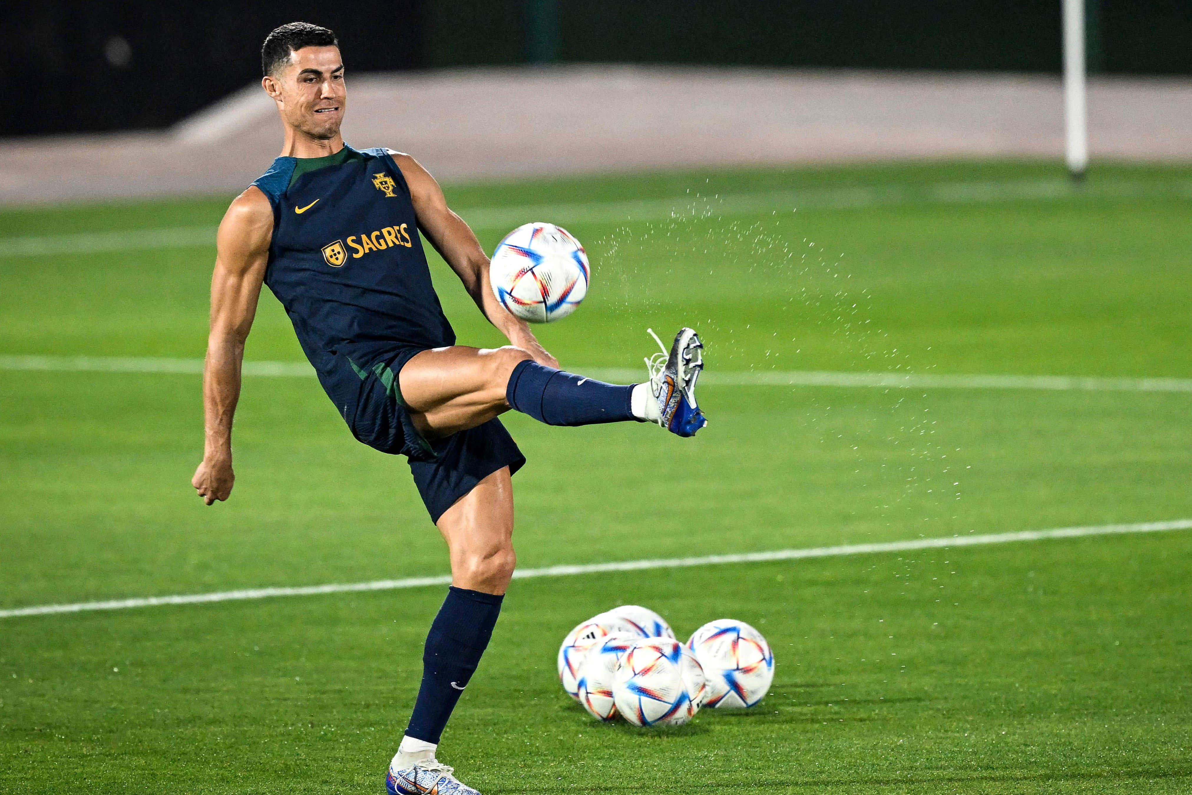 Futbol süperstarı Cristiano Ronaldo yeteneğini sergiliyor Duvar Kağıdı