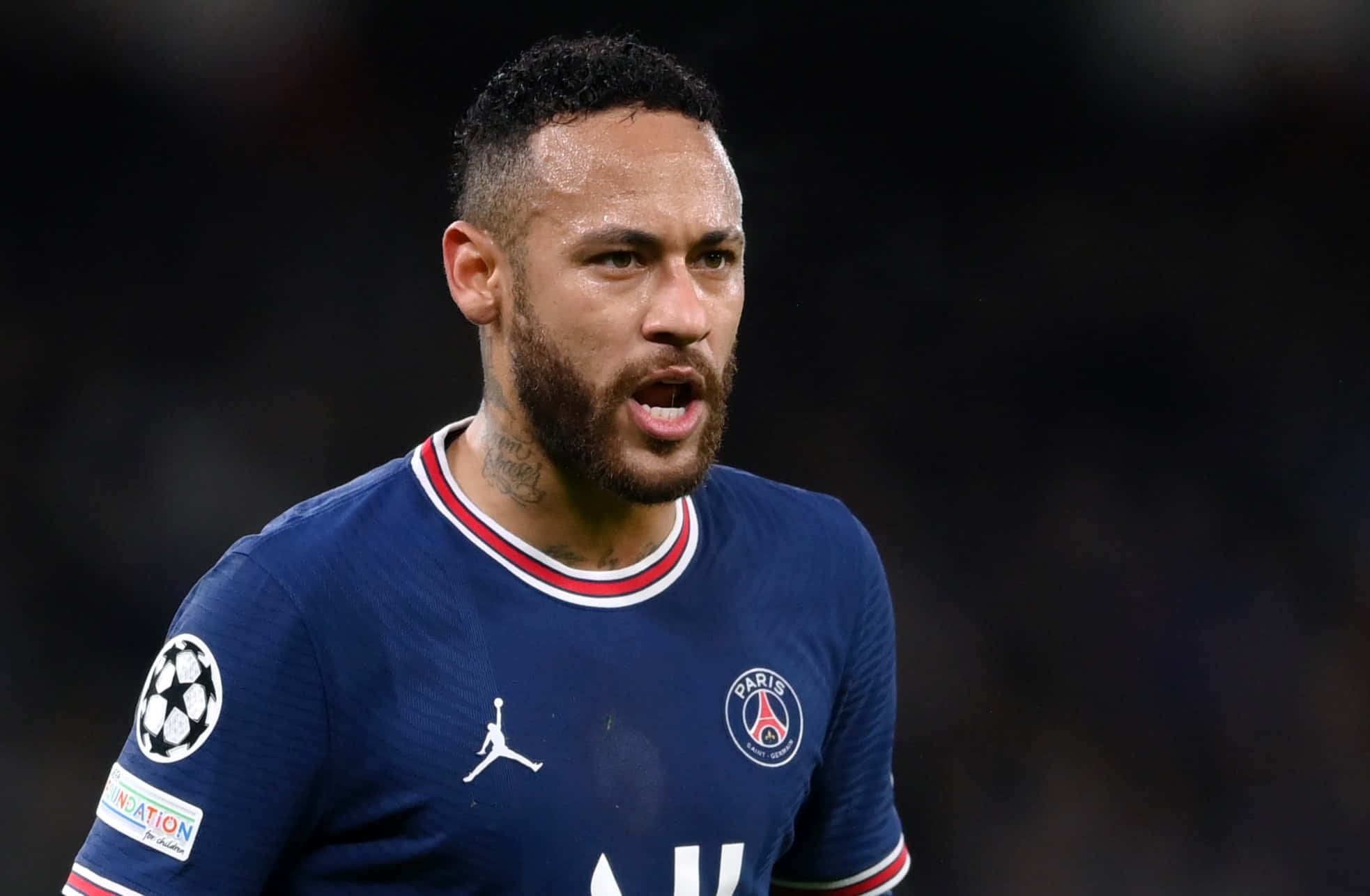 Futbol Yıldızı Neymar hücuma öncülük ediyor Duvar Kağıdı