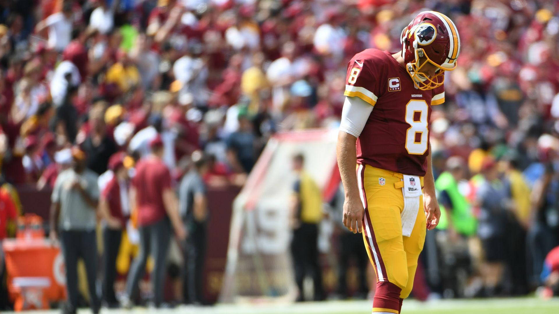 Futbolcu Kirk Cousins Aşağı Bakıyor Duvar Kağıdı