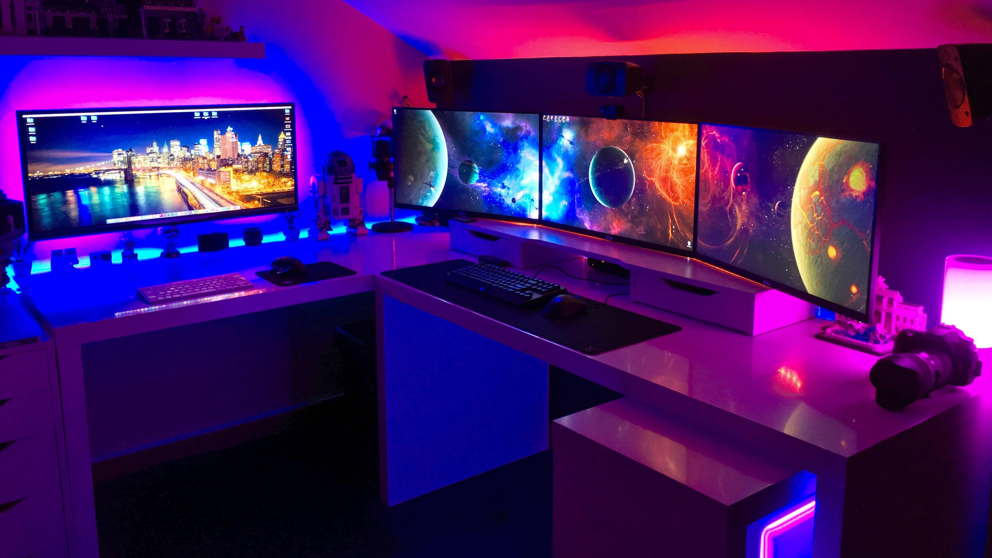 Galaksi Temalı Üçlü Masaüstü Oyun Odası Duvar Kağıdı