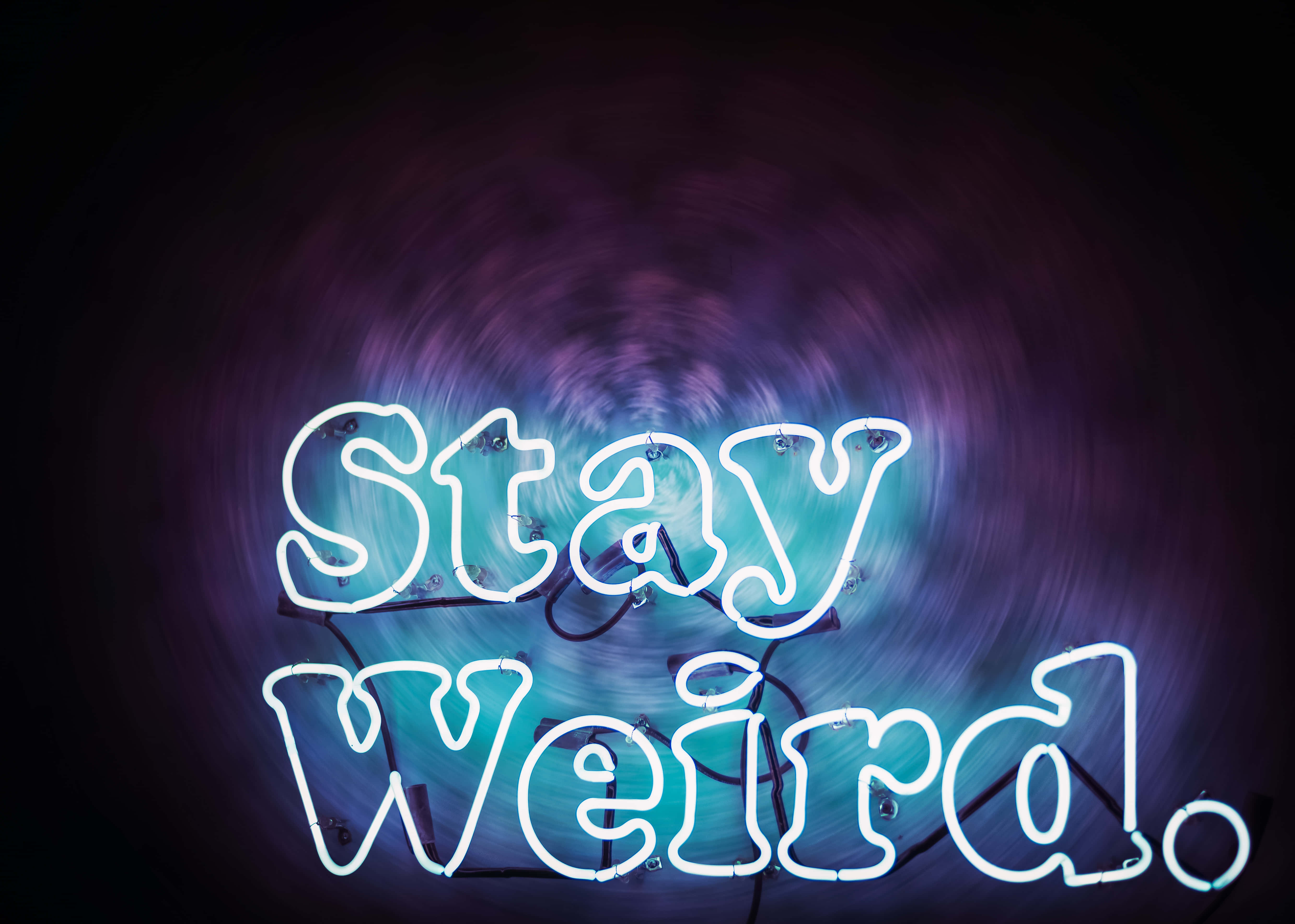 Garip Neon Işıklı Slogan Duvar Kağıdı