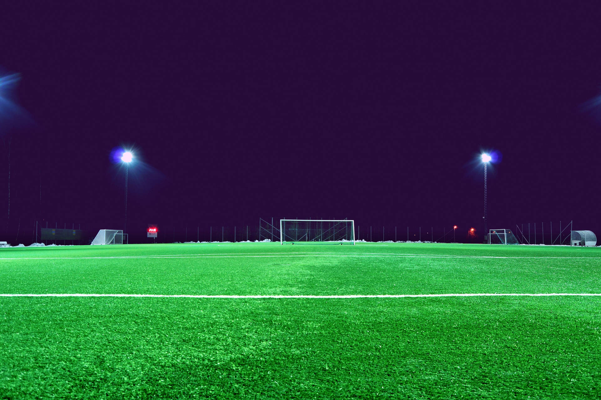 Gece karanlık gökyüzü ile futbol stadyumu duvar kağıdı.