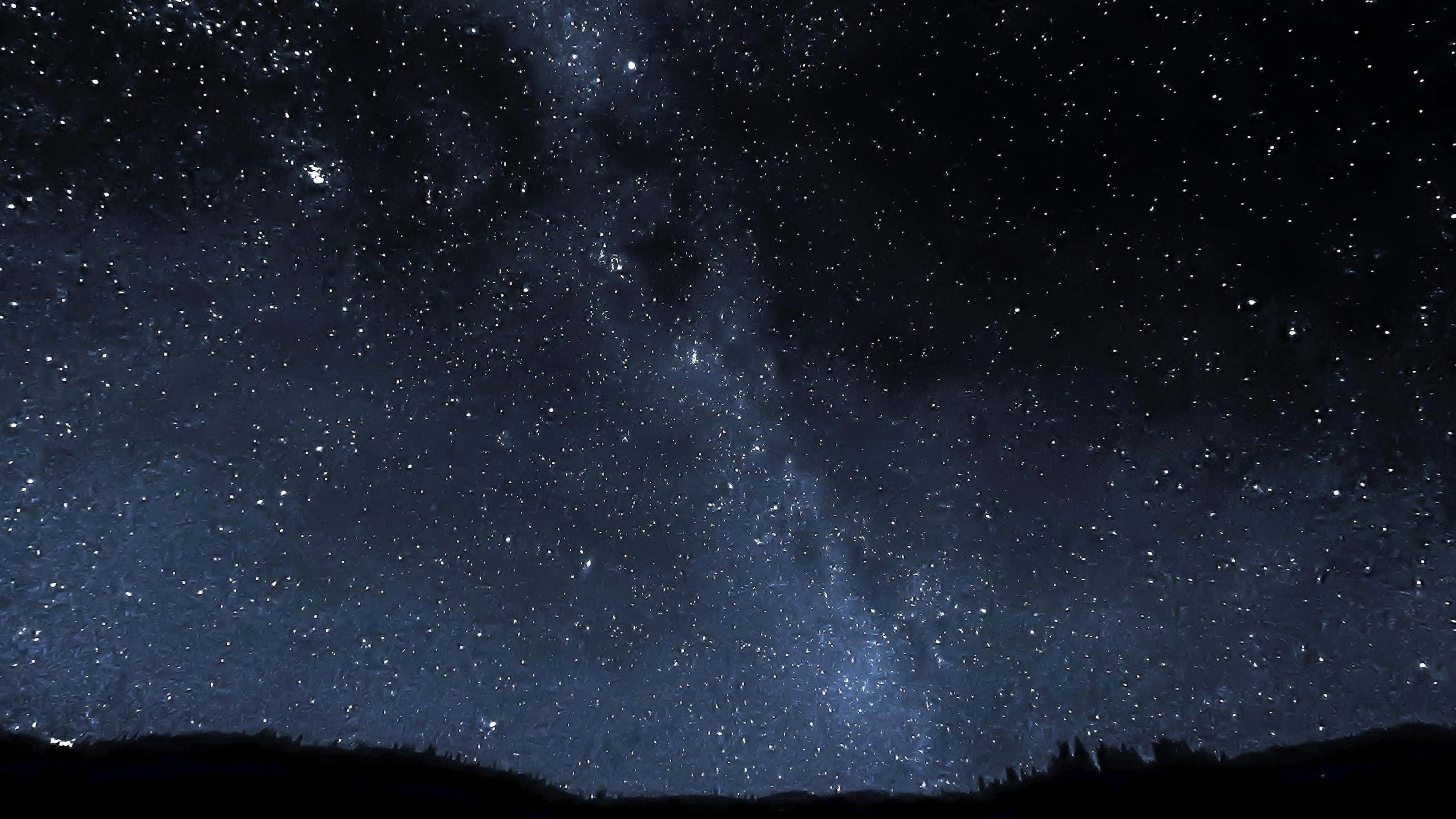 Gece Gökyüzünde Parlak Bir Şekilde Işıldayan Duvar Kağıdı