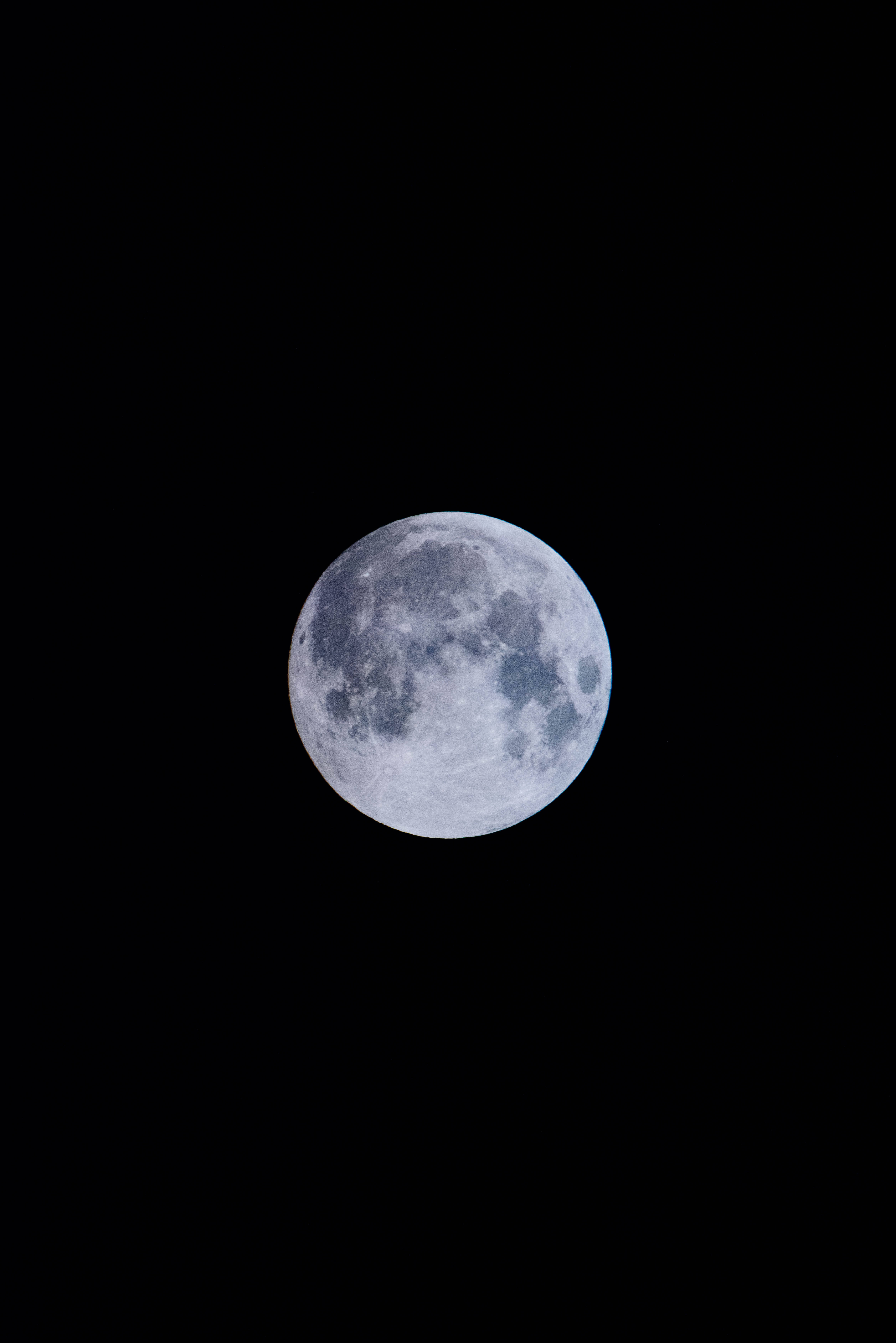 Gece gökyüzünü aydınlatan dolunay. Duvar Kağıdı
