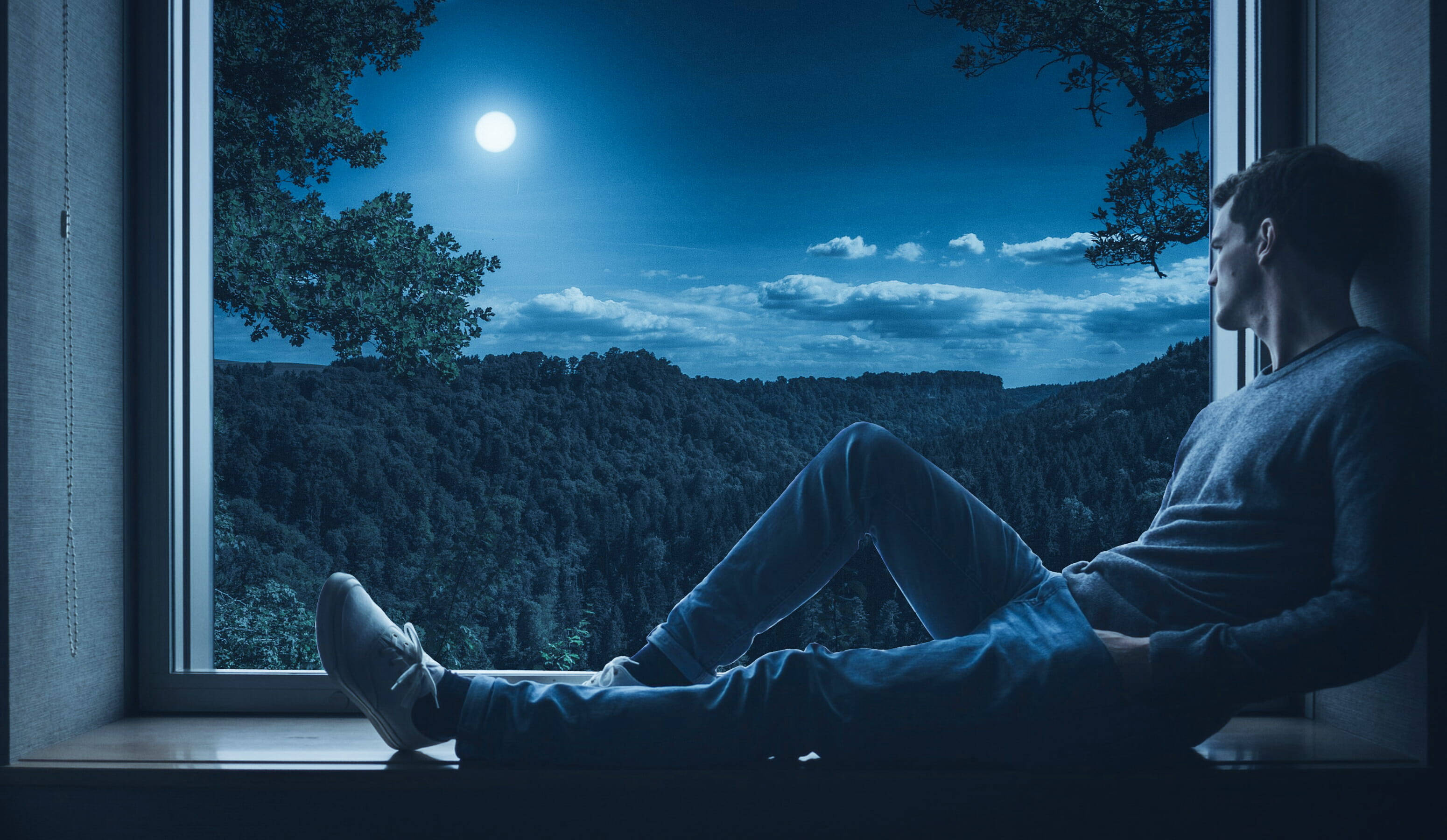 Gece Pencere Kenarında Yalnızlık Hissi Duvar Kağıdı