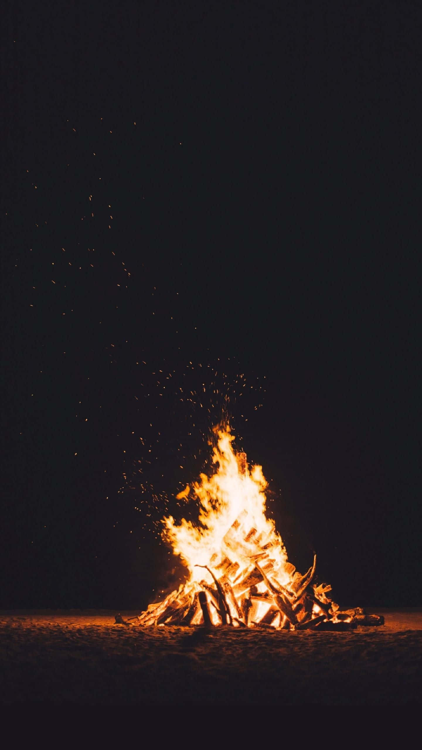gece sahilde bir kamp ateşi Duvar Kağıdı
