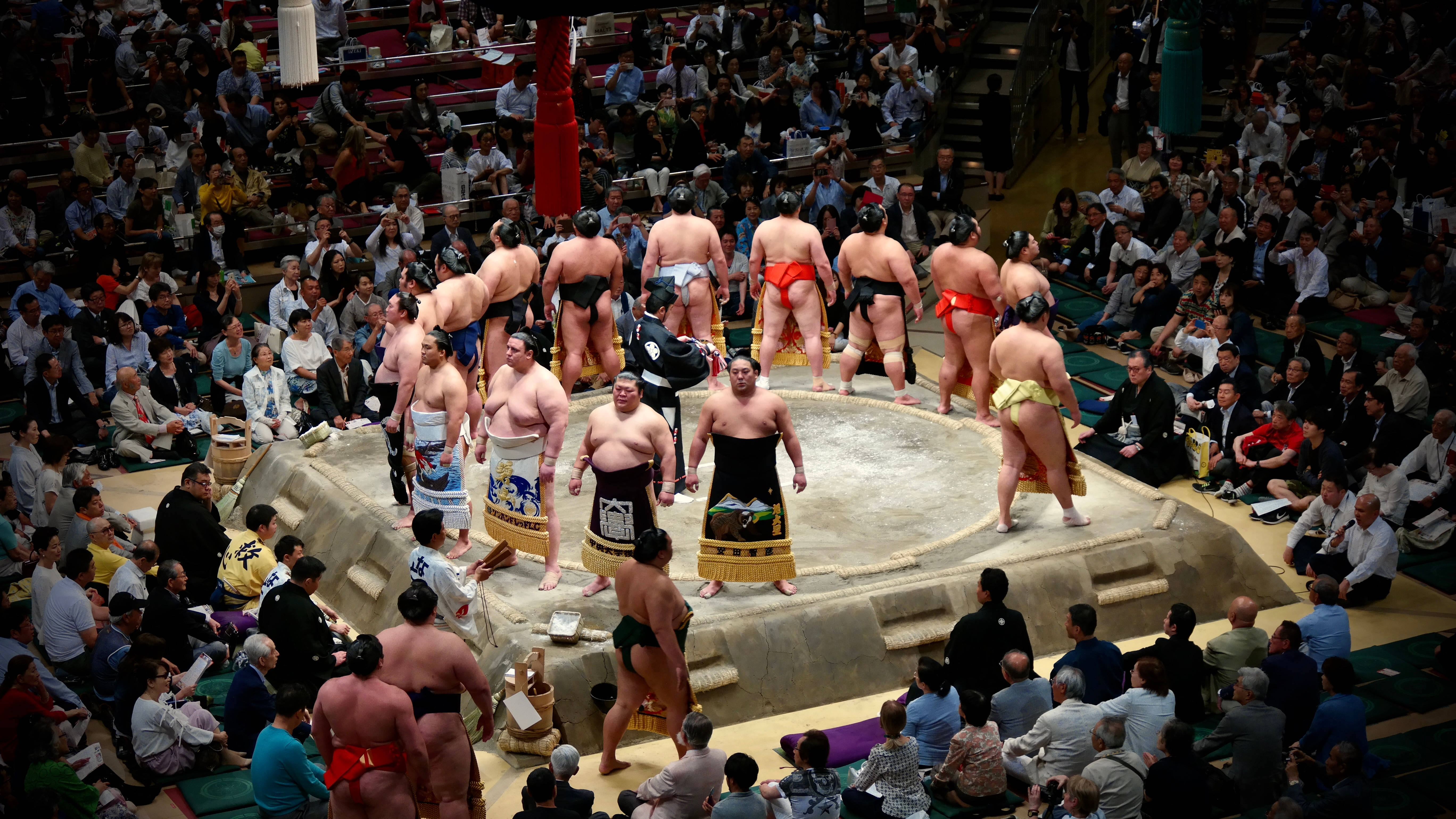 Geleneksel Japon Arenasında İki Sumo Güreşçisi Çarpışıyor Duvar Kağıdı
