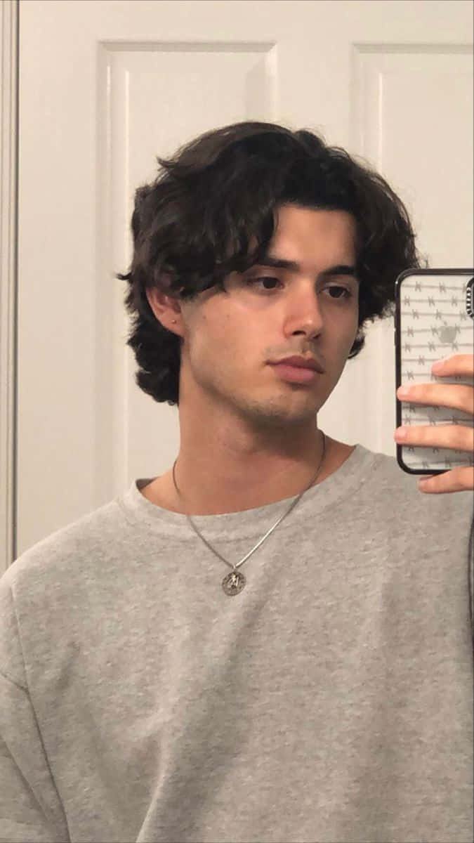 genç bir adamın aynada selfie çekmesi Duvar Kağıdı