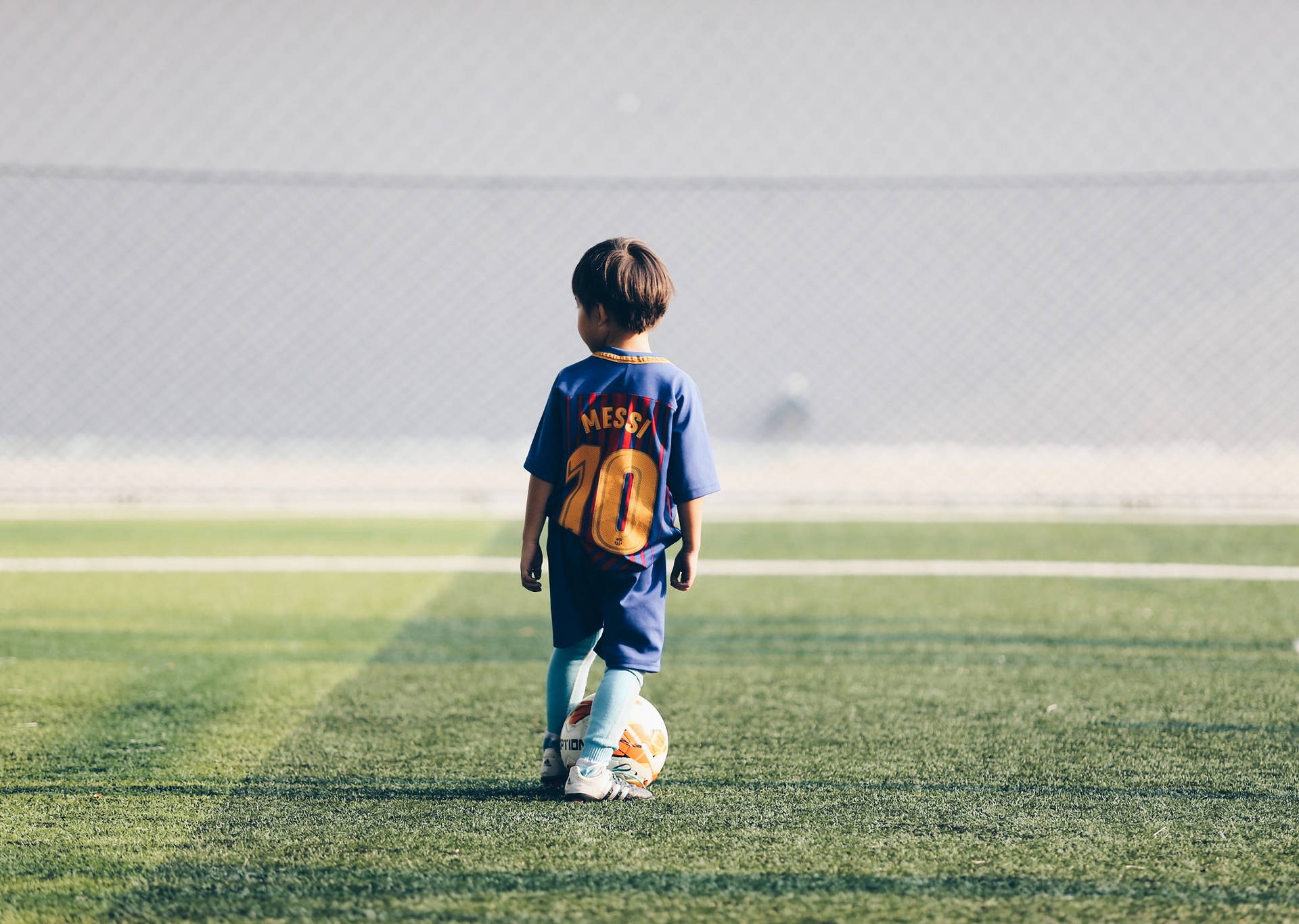 Çocuk futbol hayranı Lionel Messi forması masaüstü duvar kağıdı.