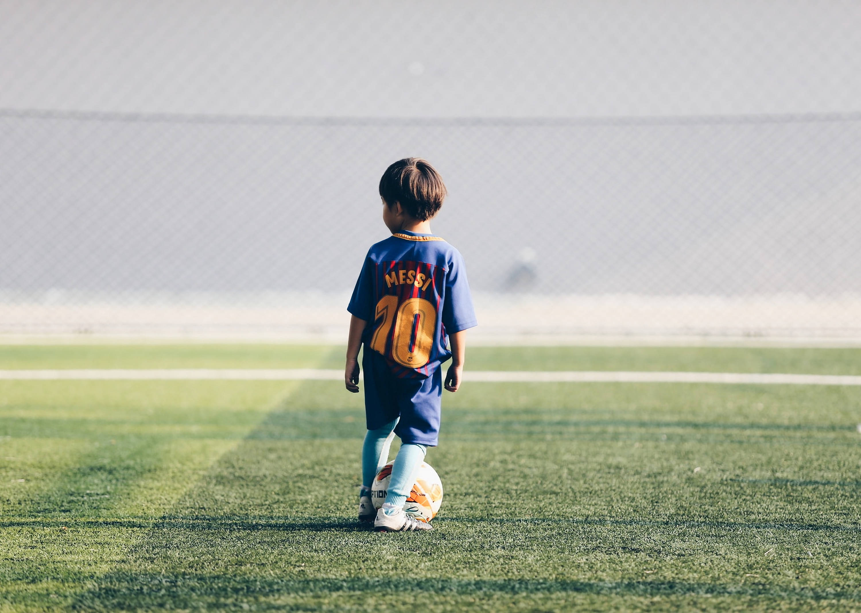 Genç bir umutlu, bir gün Lionel Messi'nin formasını giymeyi dört gözle bekliyor. Duvar Kağıdı