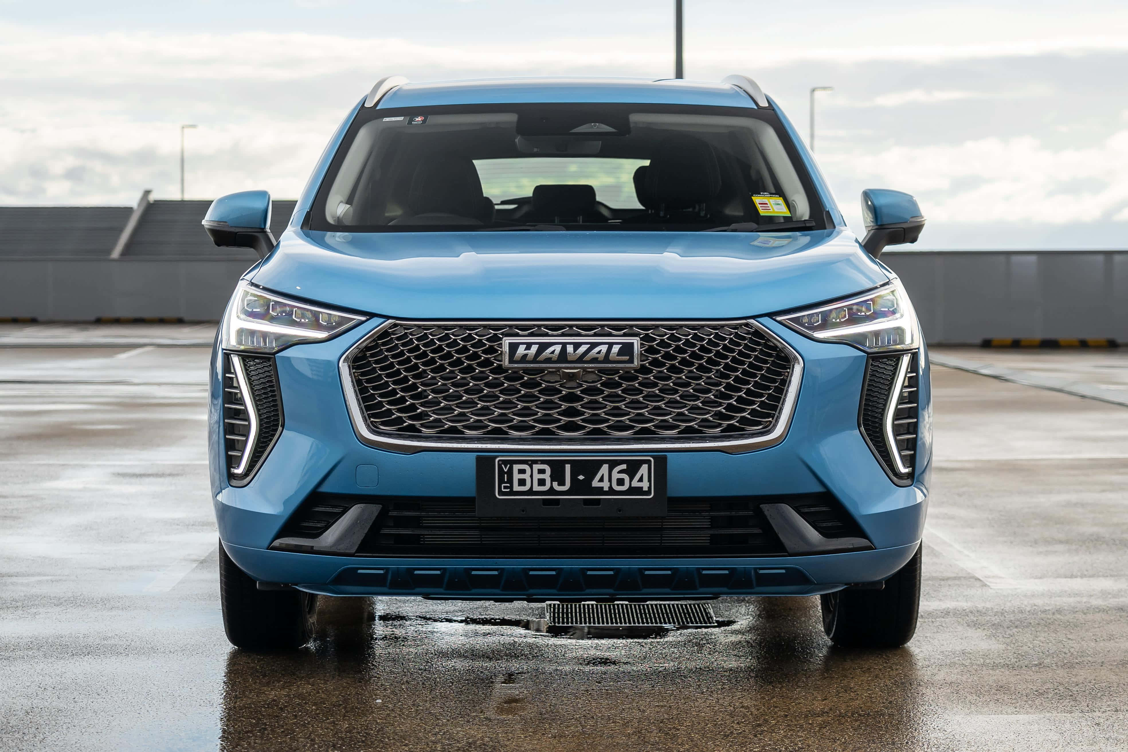 Geniş Bir Manzarada Şık ve Modern Haval SUV Duvar Kağıdı