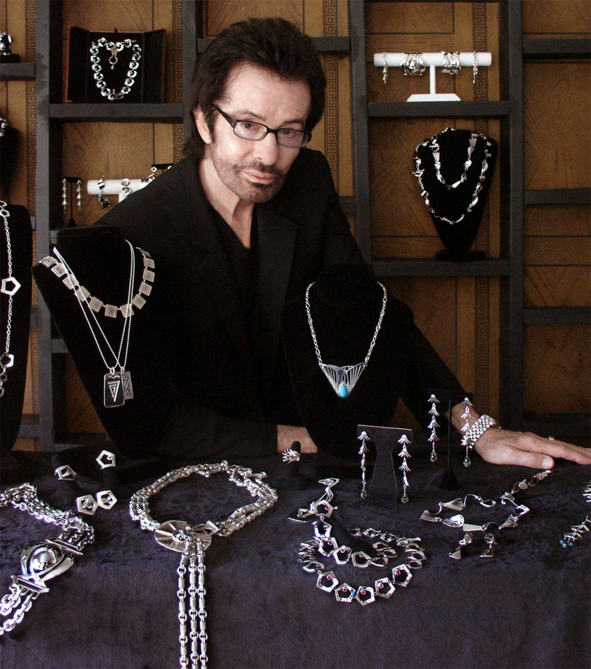 George Chakiris Koleksiyonları Gümüş Takılar Duvar Kağıdı