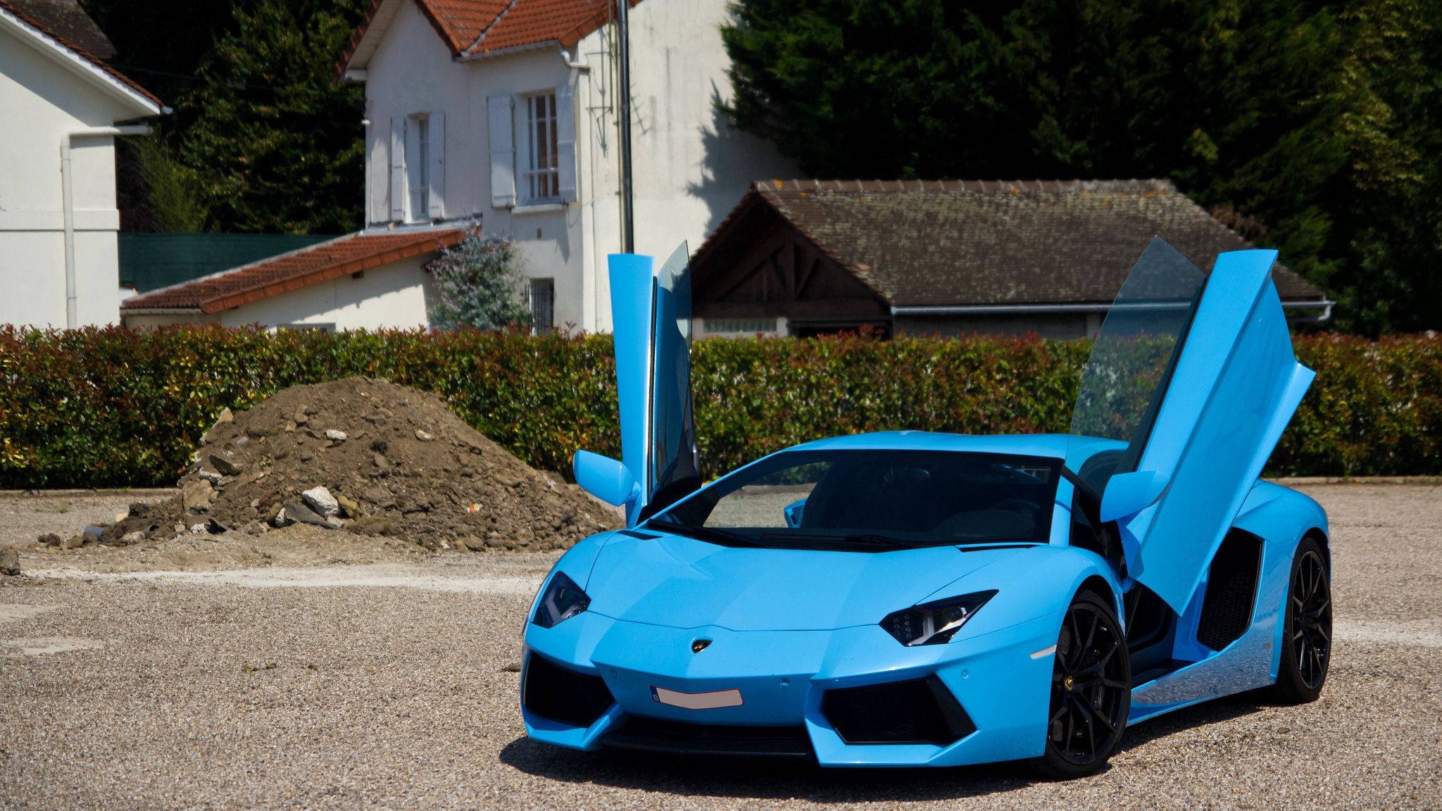 Gök mavisi bir Lamborghini Aventador sürmenin nihai heyecanını deneyimleyin Duvar Kağıdı