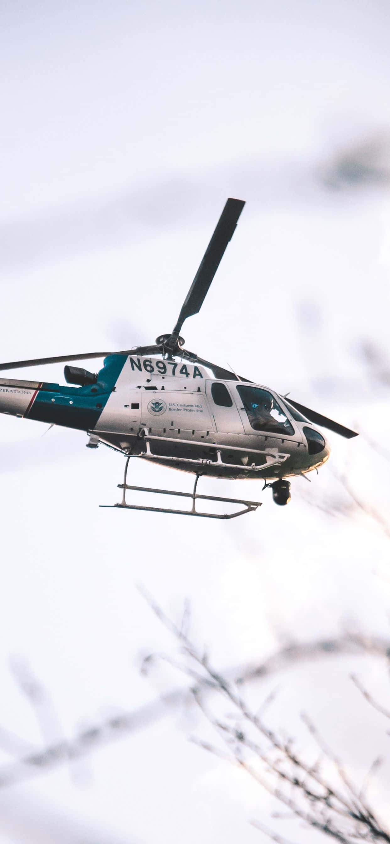 gökyüzünde uçan bir helikopter Duvar Kağıdı