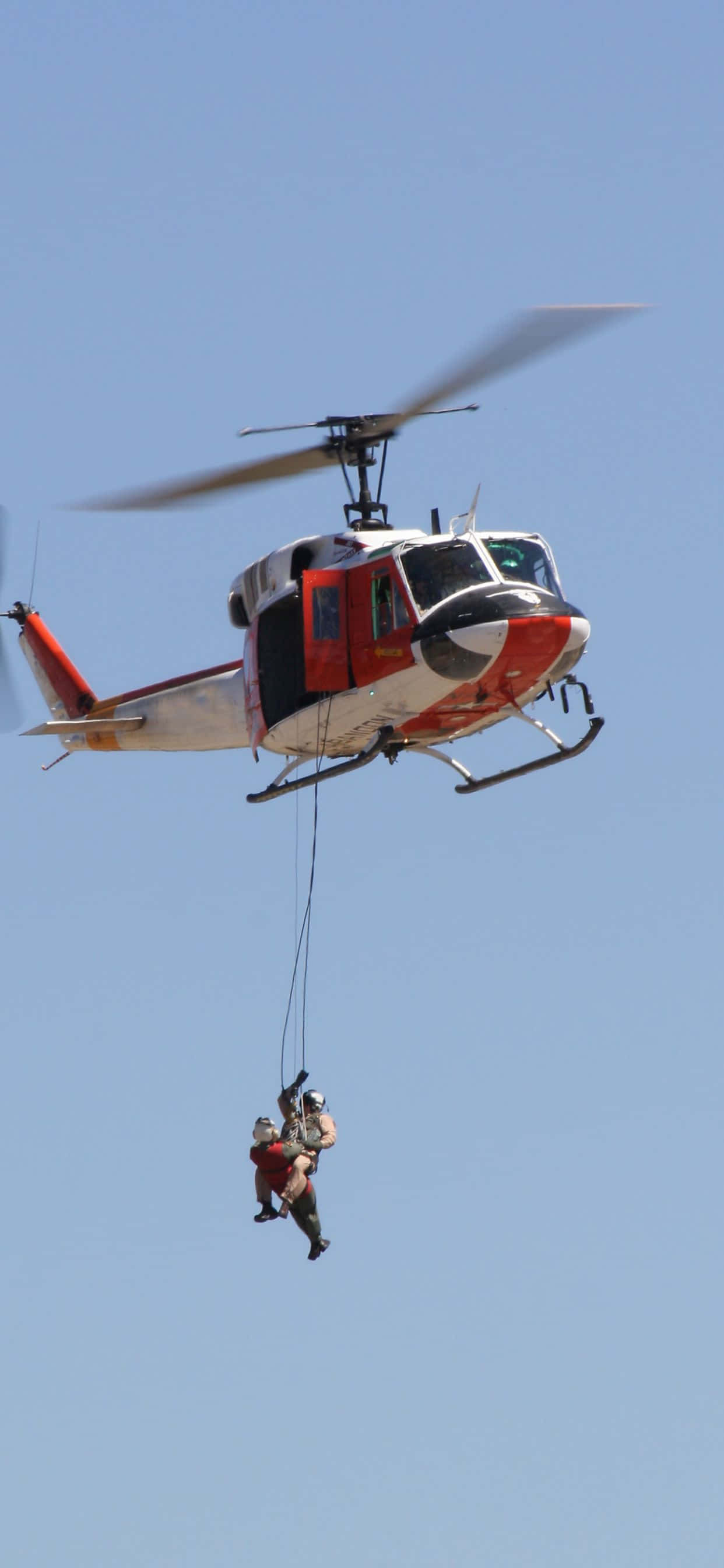gökyüzünde uçan bir helikopter Duvar Kağıdı