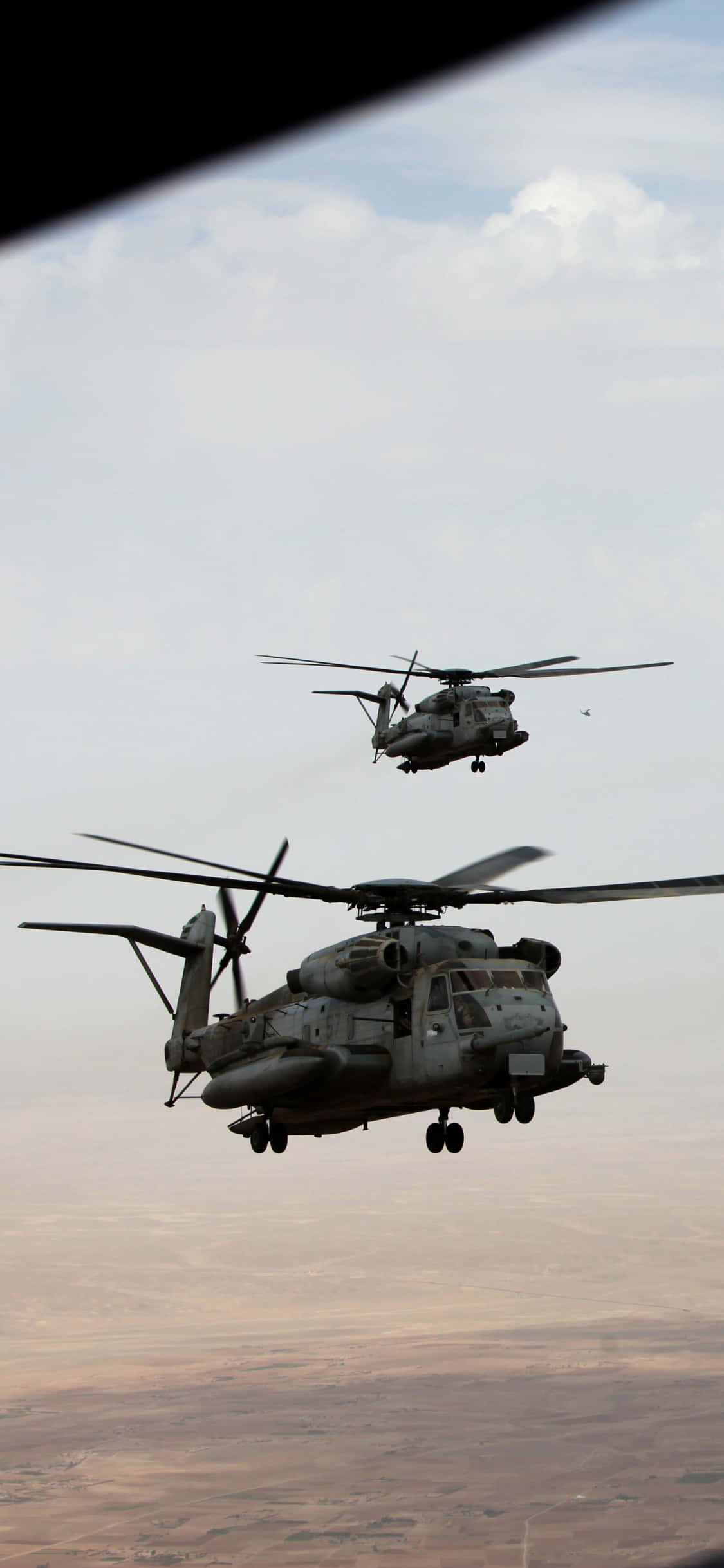gökyüzünde uçan iki helikopter Duvar Kağıdı