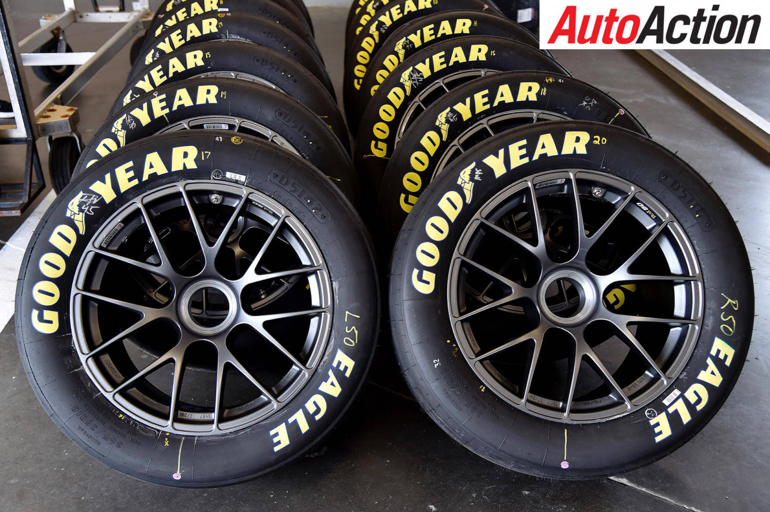 Goodyear Lastikleriyle En Üst Düzey Yarış Deneyimi Duvar Kağıdı