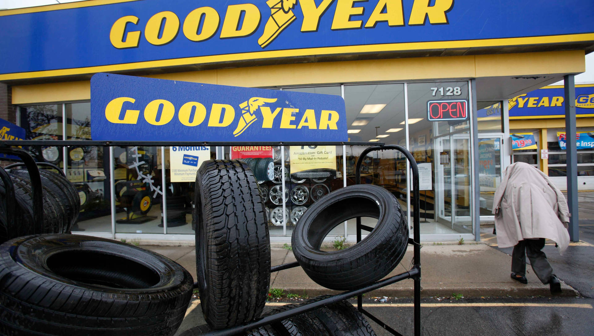 Goodyear Mağazası Dış Mekan Fotoğrafçılığı — Arabalar Duvar Kağıdı