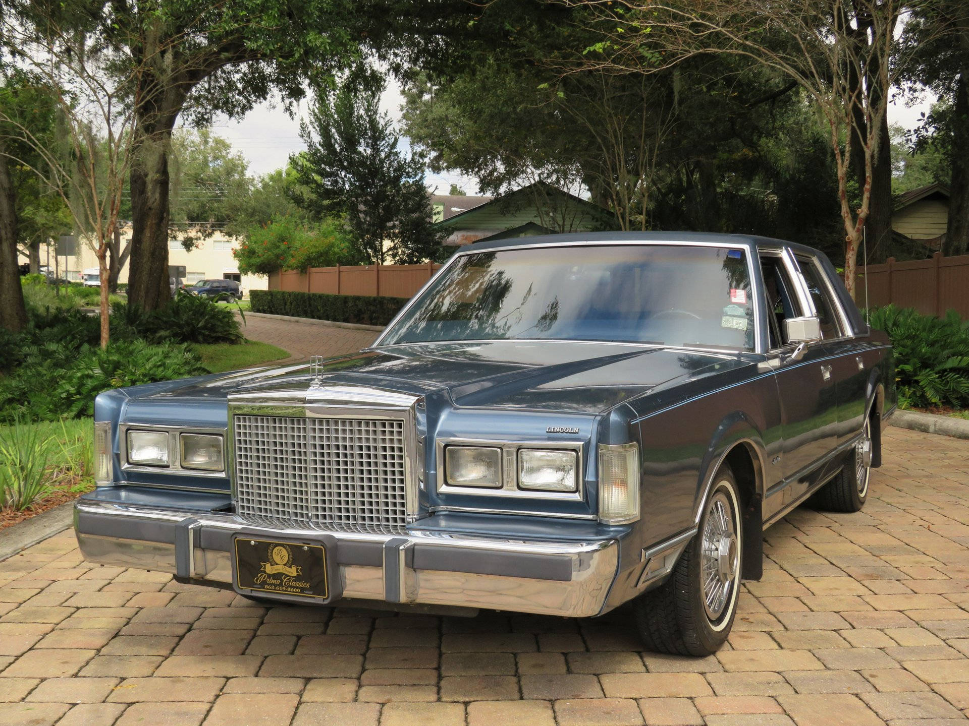 Görkemli 1986 Lincoln Town Car, Asfalt Bir Yolda Park Halinde Duvar Kağıdı