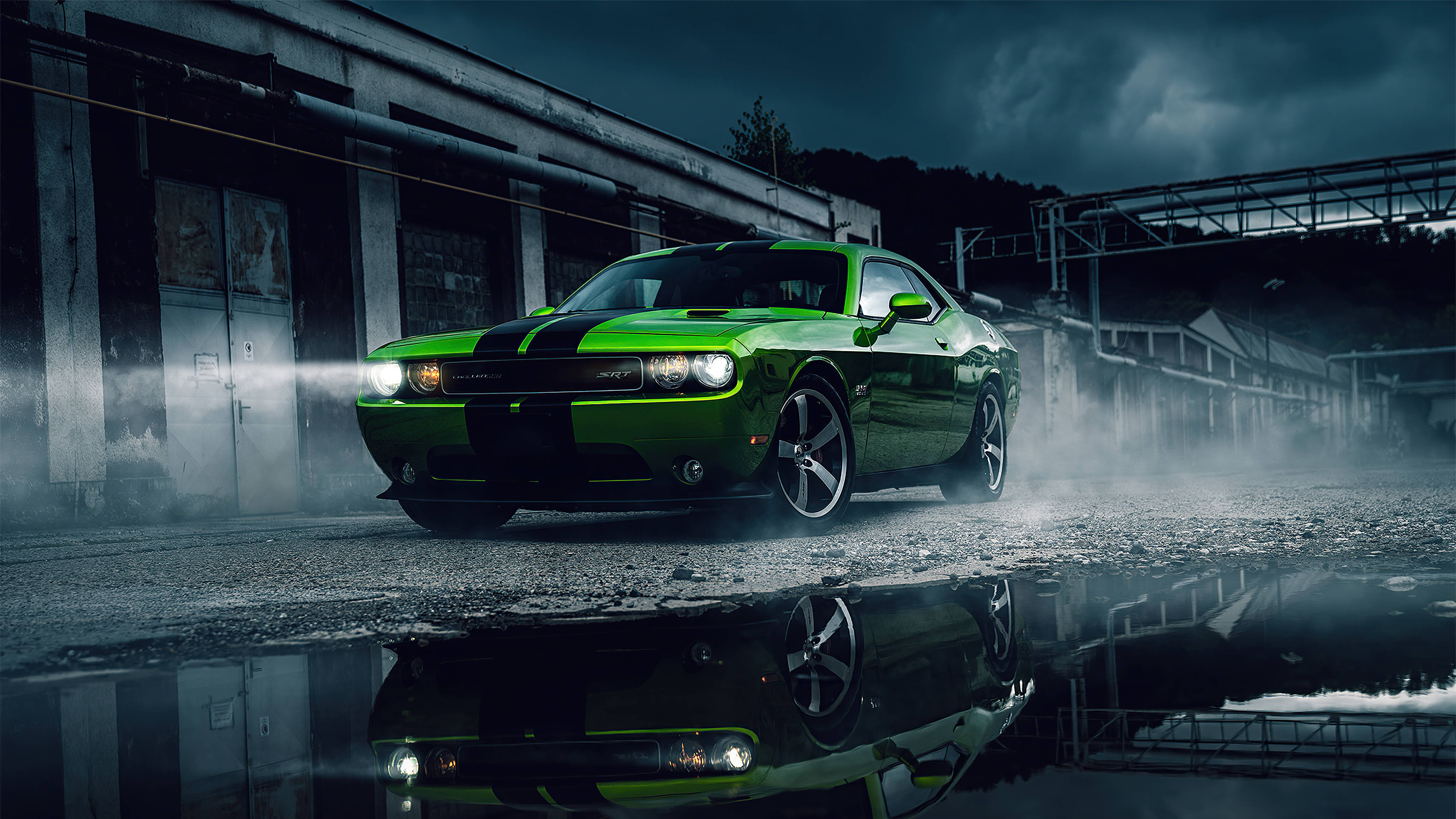 Görkemli Dodge Challenger Demon, Yemyeşil Doğada ve 4K Çözünürlükte Parlıyor Duvar Kağıdı