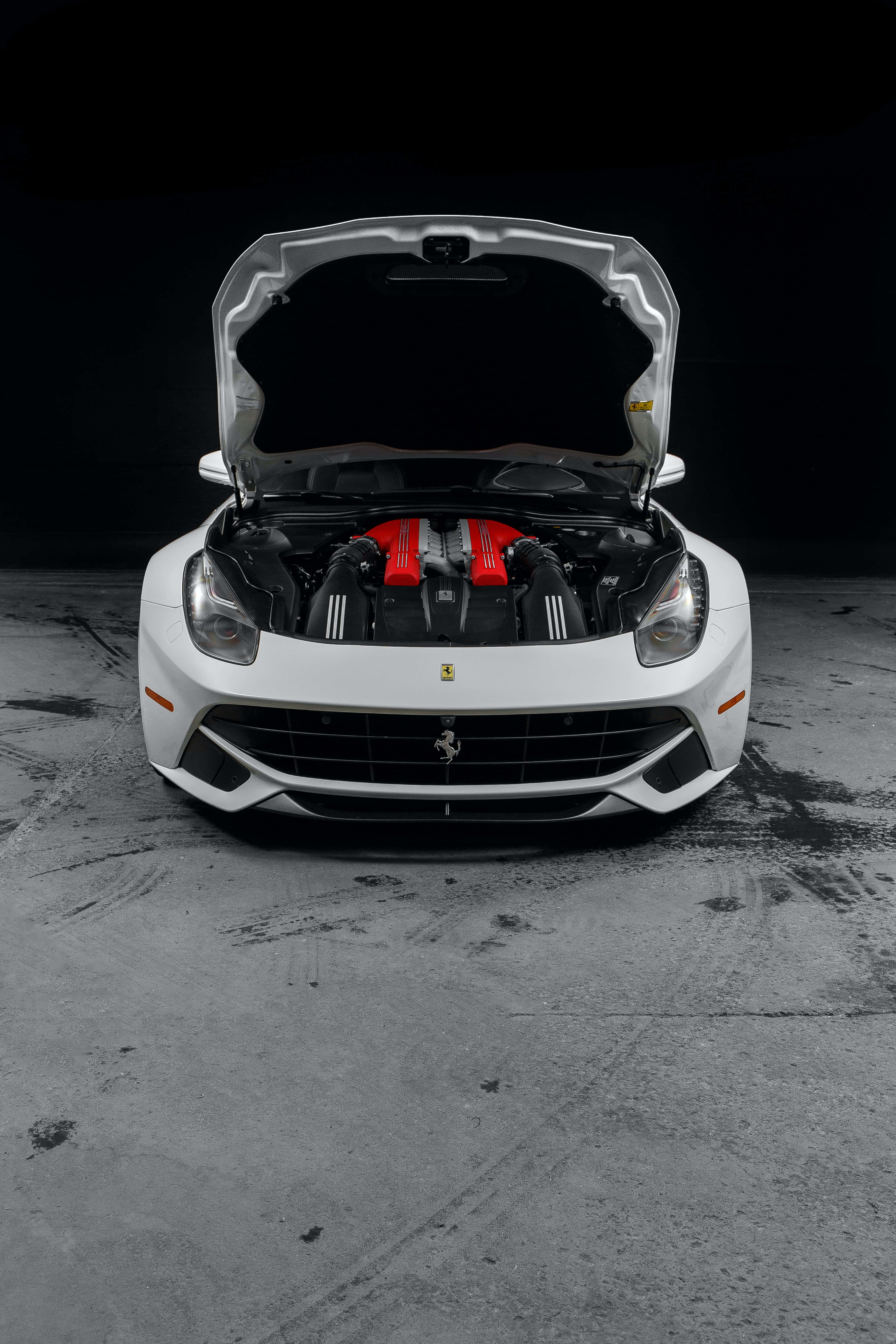 Görkemli Hız - Kızıl Ferrari Alacakaranlık Gökyüzüne Karşı Duvar Kağıdı