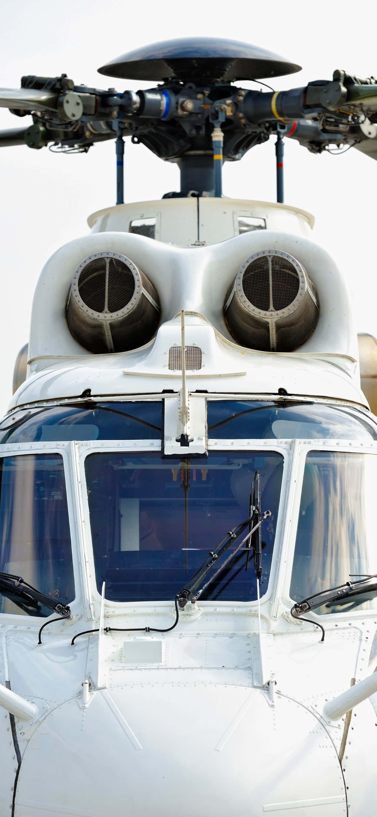 Görsel: iPhone XS Max Mavi Gökyüzü Arka Planında Parlak Renkli Helikopterler Duvar Kağıdı