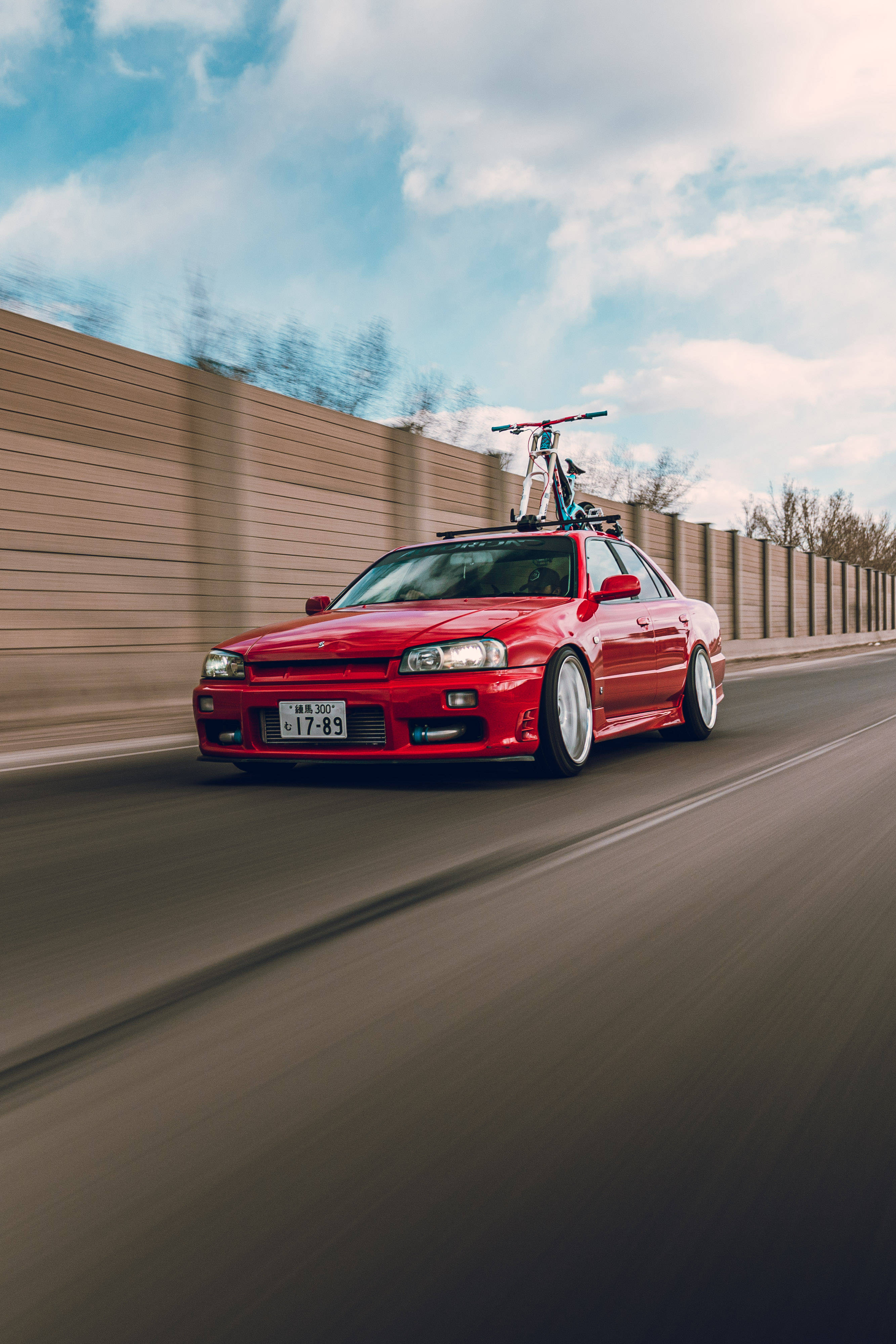 Gösterişli Kırmızı Nissan Skyline GTR R34 Duvar Kağıdı