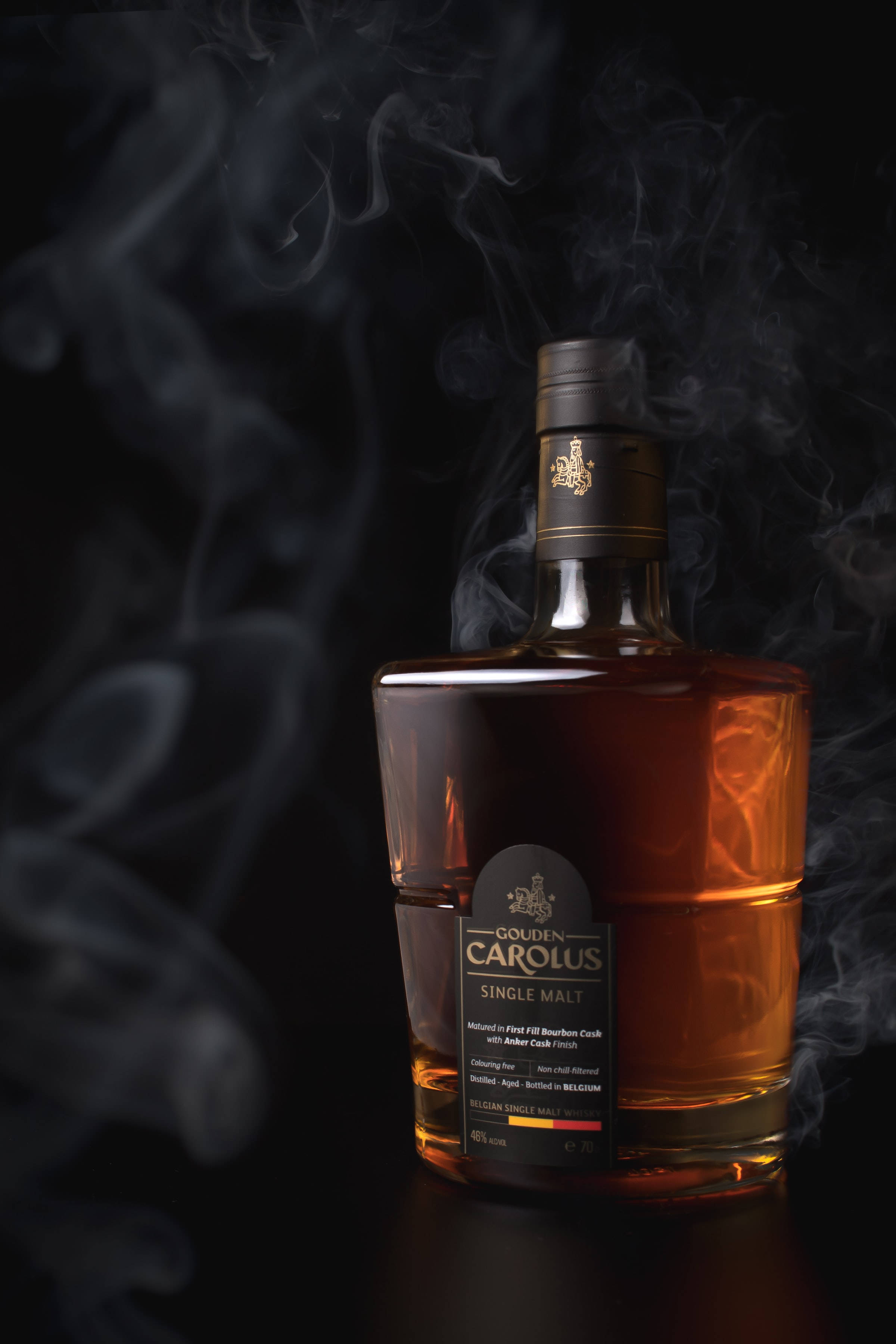 Gouden Carolus Yuvarlak Viski Şişesi Duvar Kağıdı
