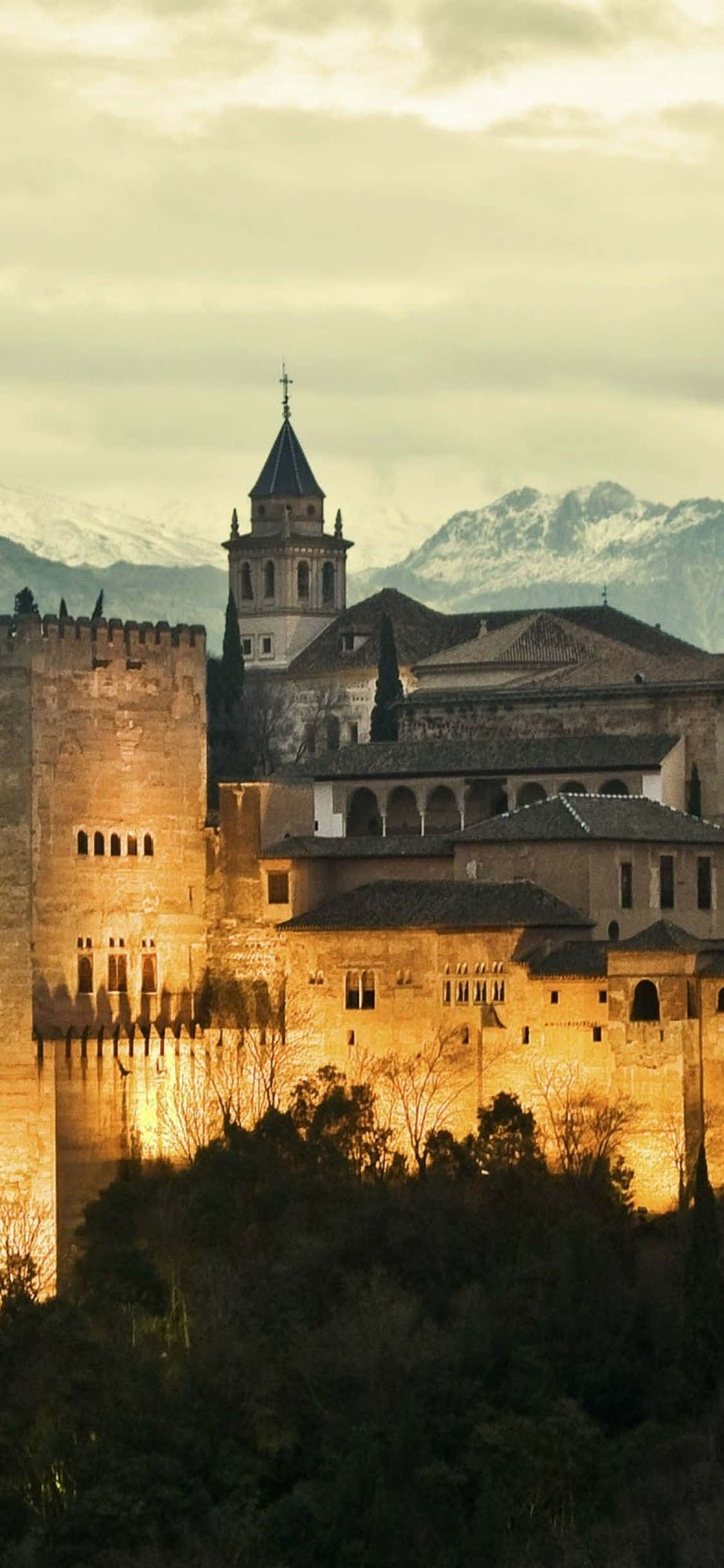 granada'da geceleri aydınlatılmış bir kale Duvar Kağıdı