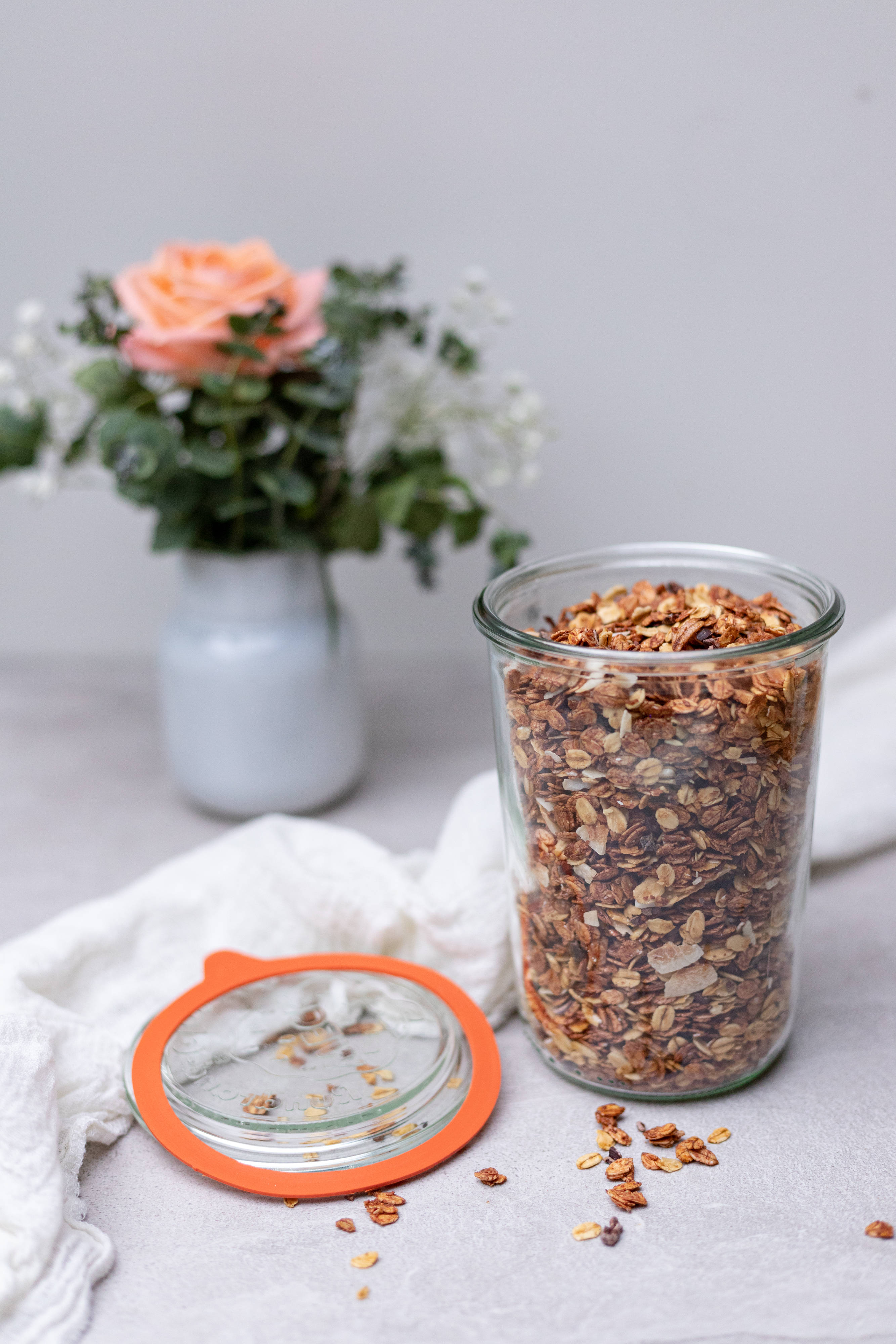 Granola ve Pembe Gül Çiçeği Duvar Kağıdı