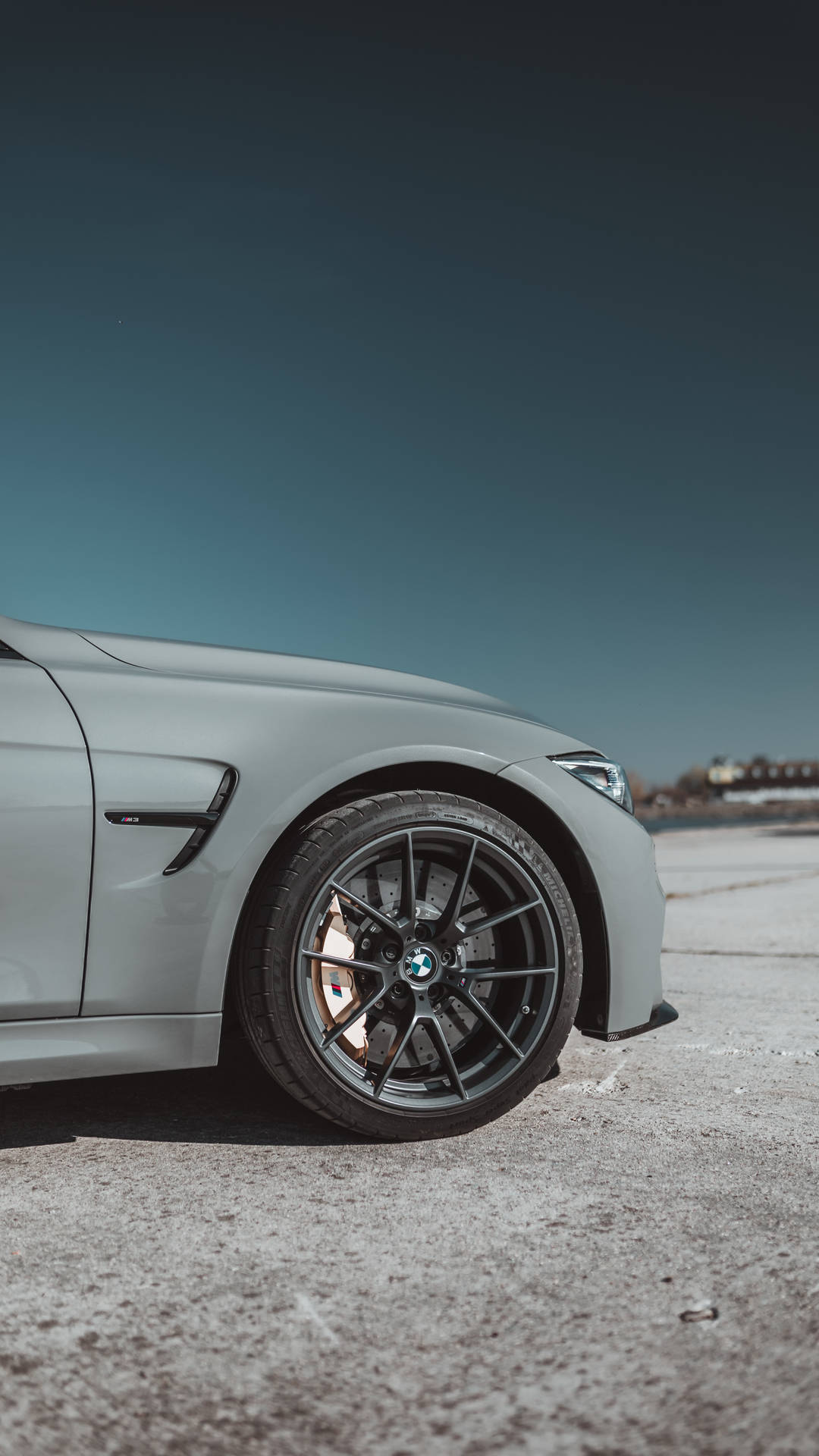 Logolu gri BMW otomobil jantının yandan görünüm duvar kağıdı