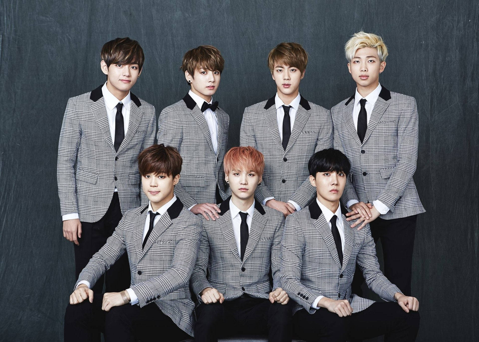 Gri Ekose Takım Elbiseli Havalı BTS Dizüstü Bilgisayar Duvar Kağıdı