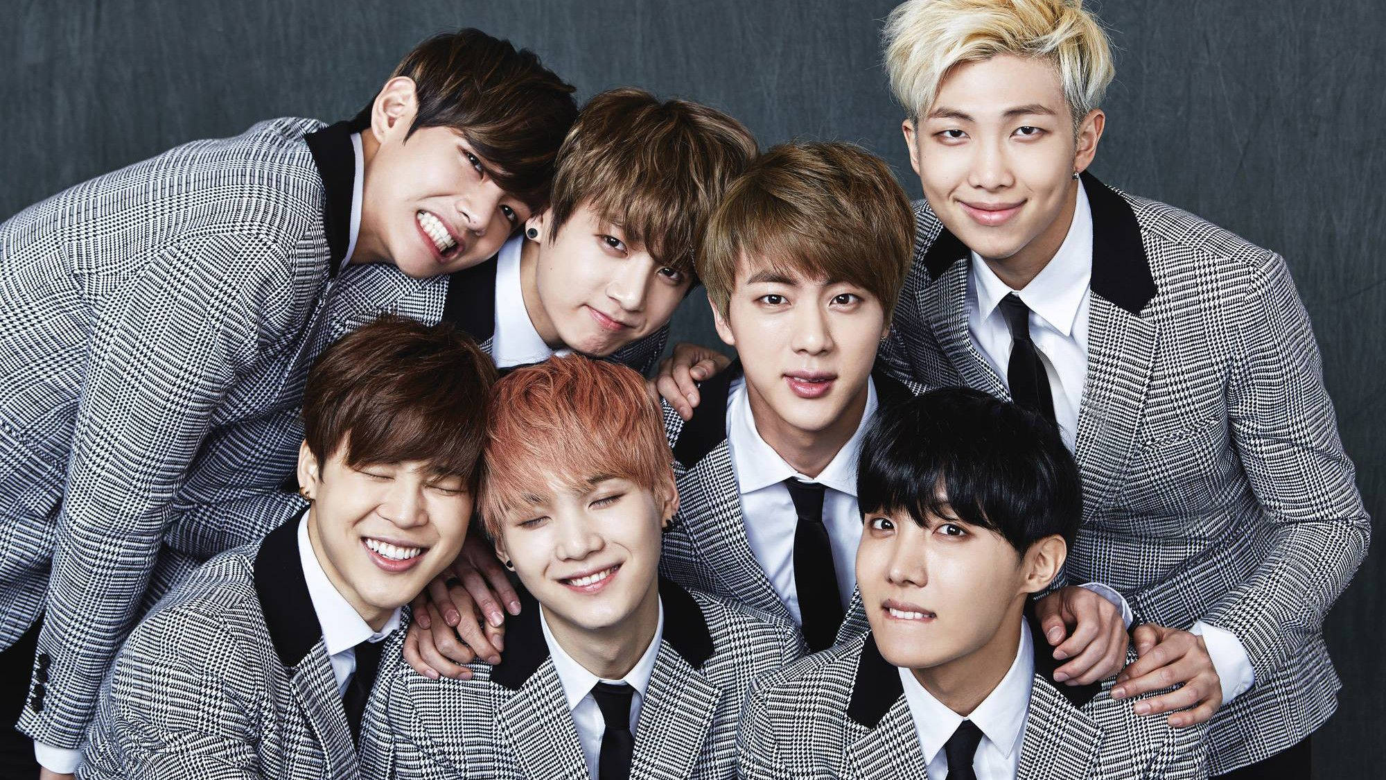 Gri Takım Elbiseli Bts Sevimli Estetik Duvar Kağıdı